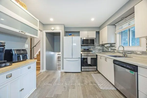 17 WINDING WAY Crescent