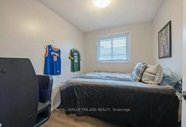17 WINDING WAY Crescent