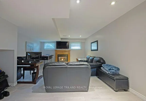 17 WINDING WAY Crescent