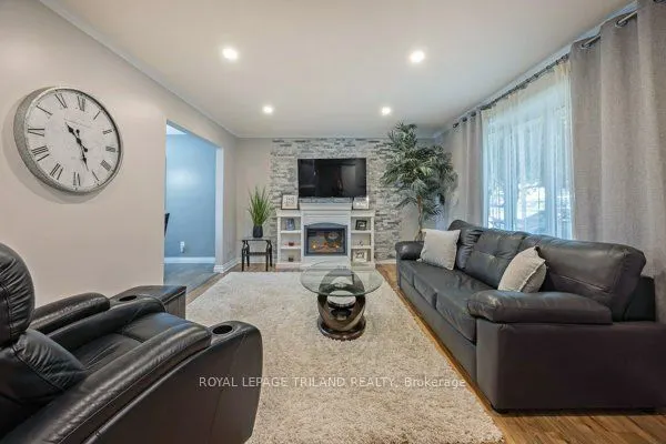 17 WINDING WAY Crescent
