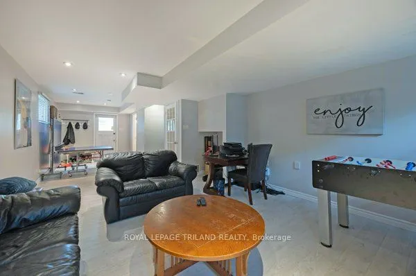 17 WINDING WAY Crescent