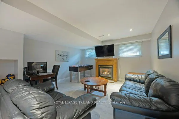 17 WINDING WAY Crescent