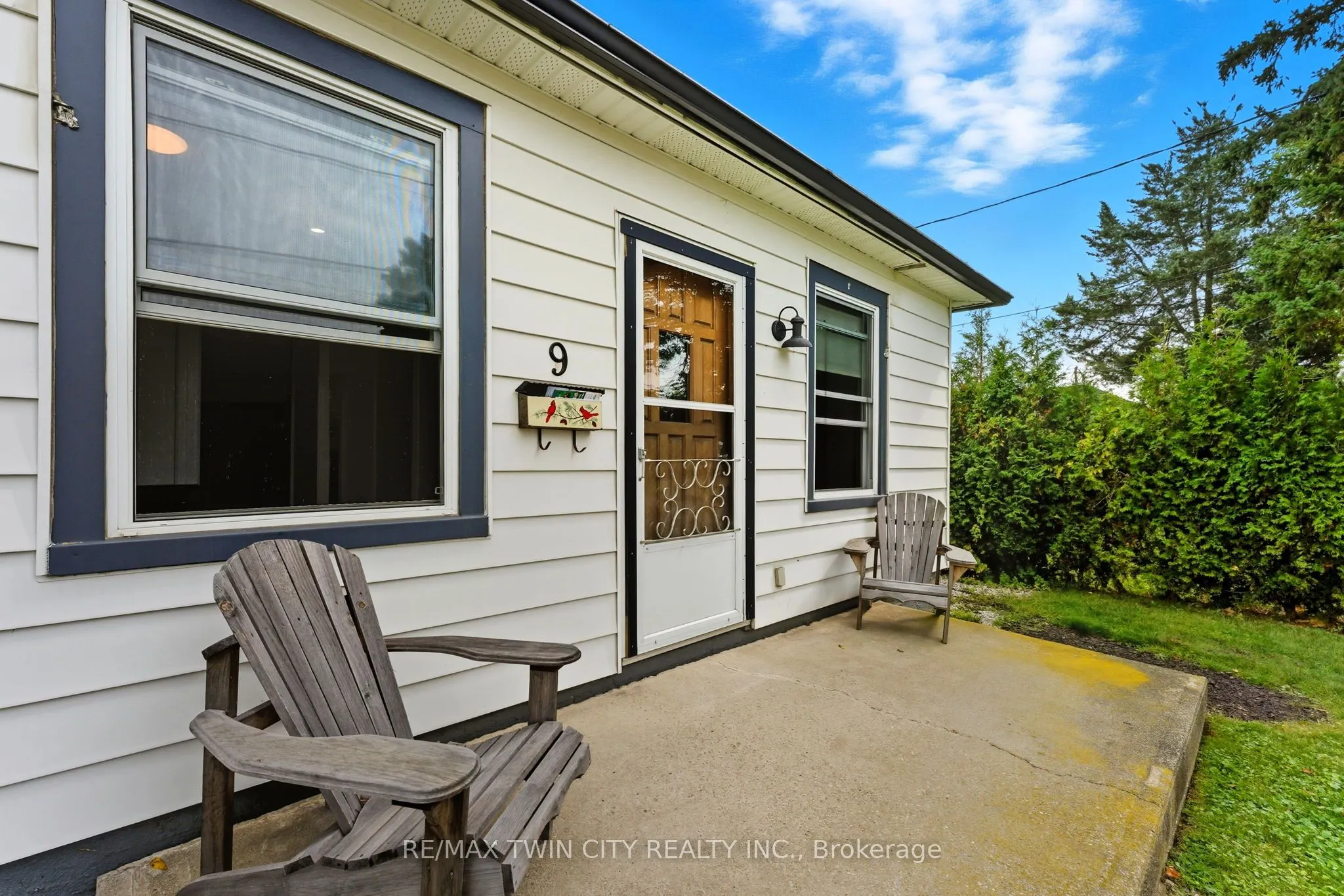9 Curtis Avenue S