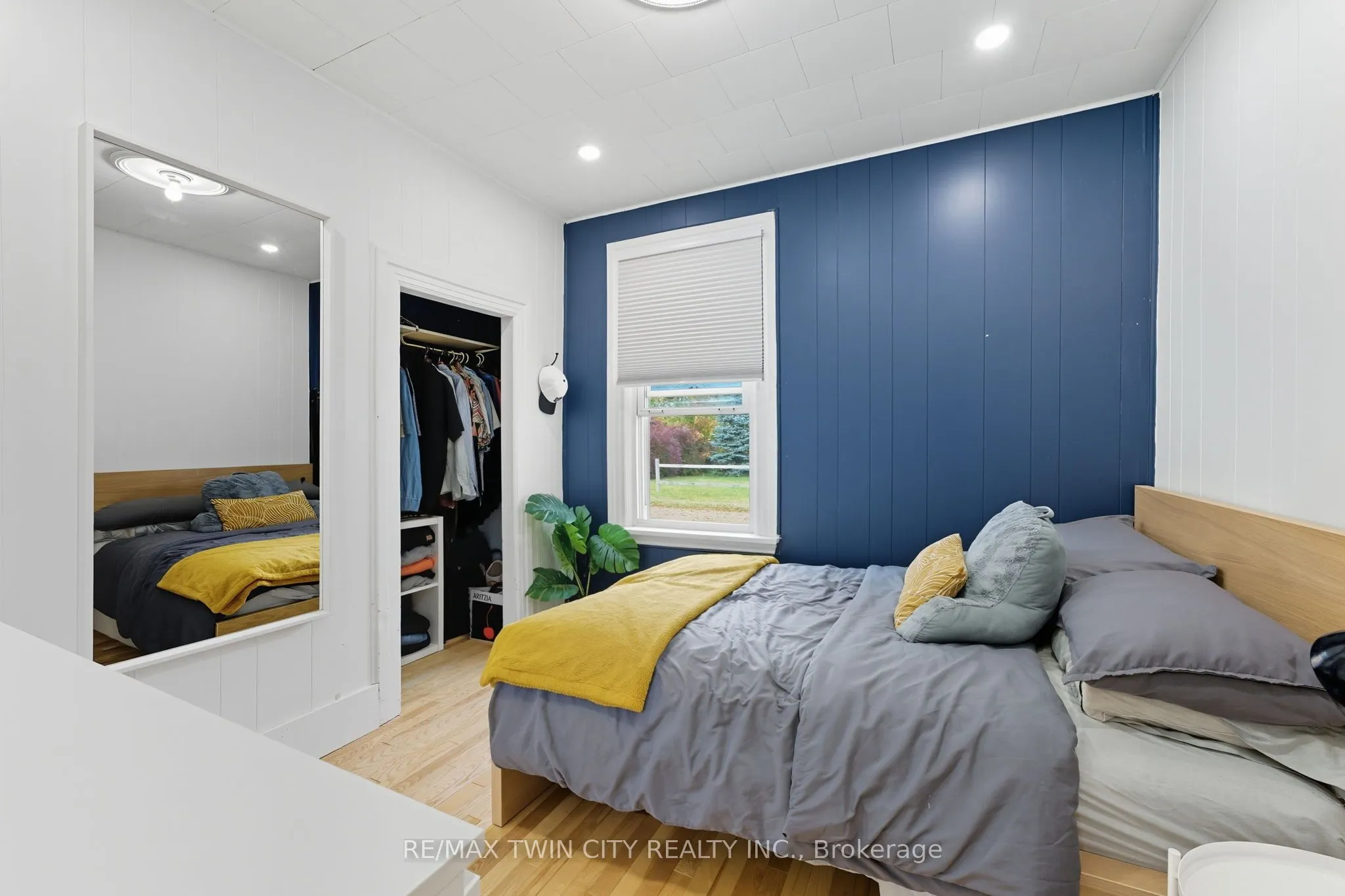 9 Curtis Avenue S