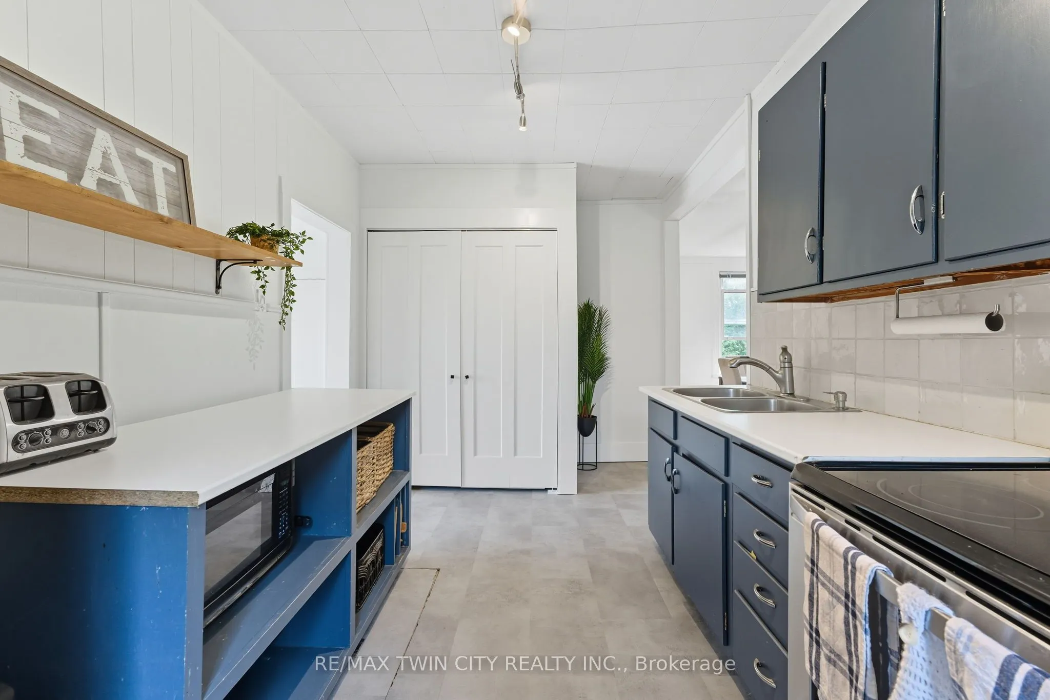 9 Curtis Avenue S
