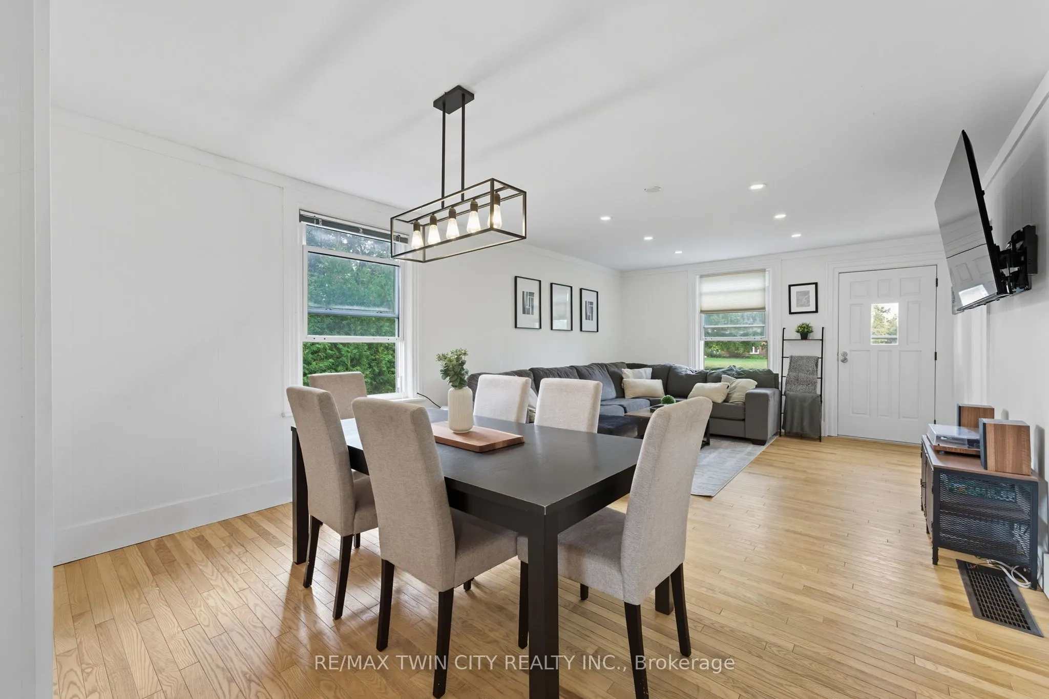 9 Curtis Avenue S
