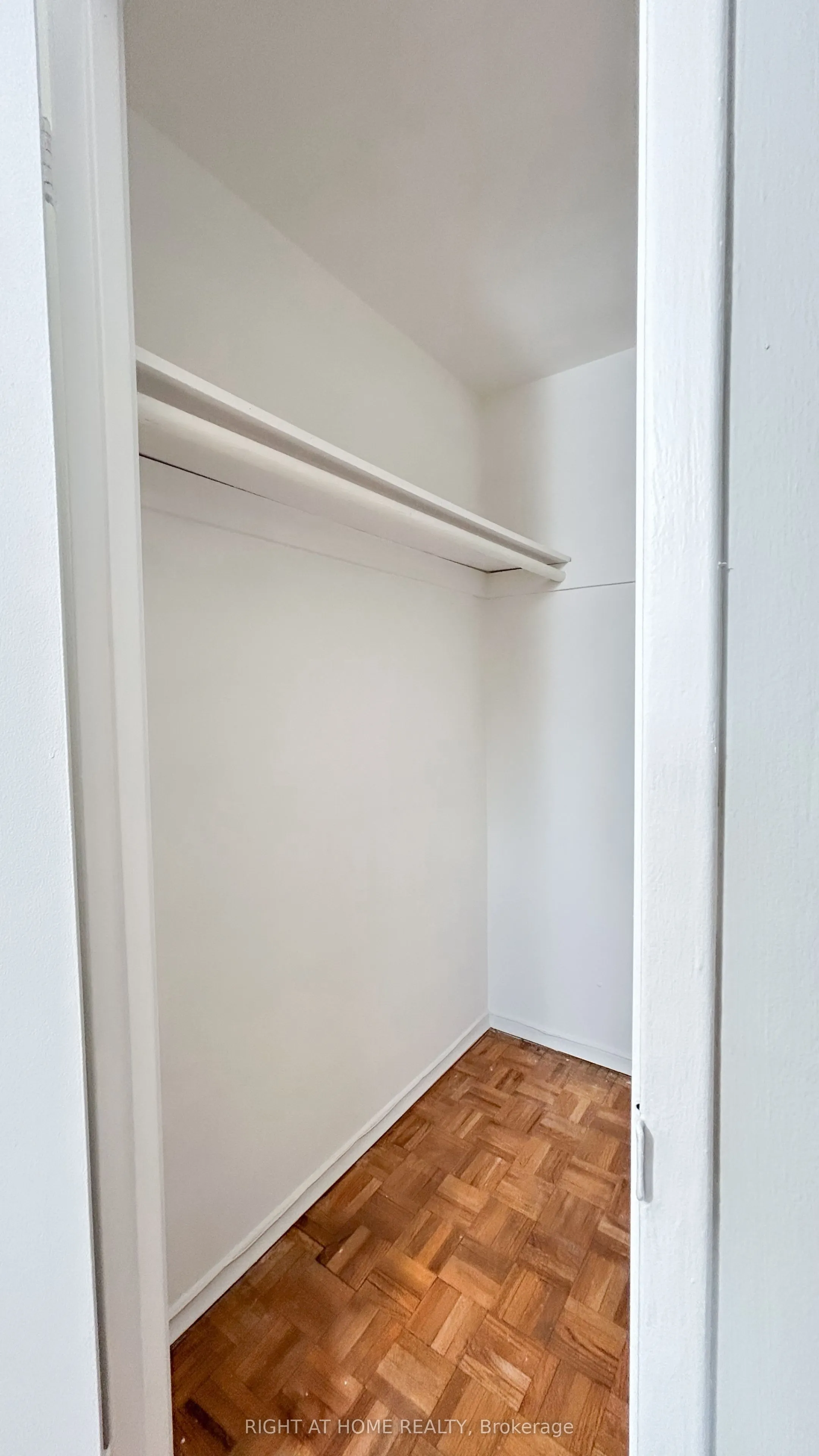 160 Jansen Avenue, #32