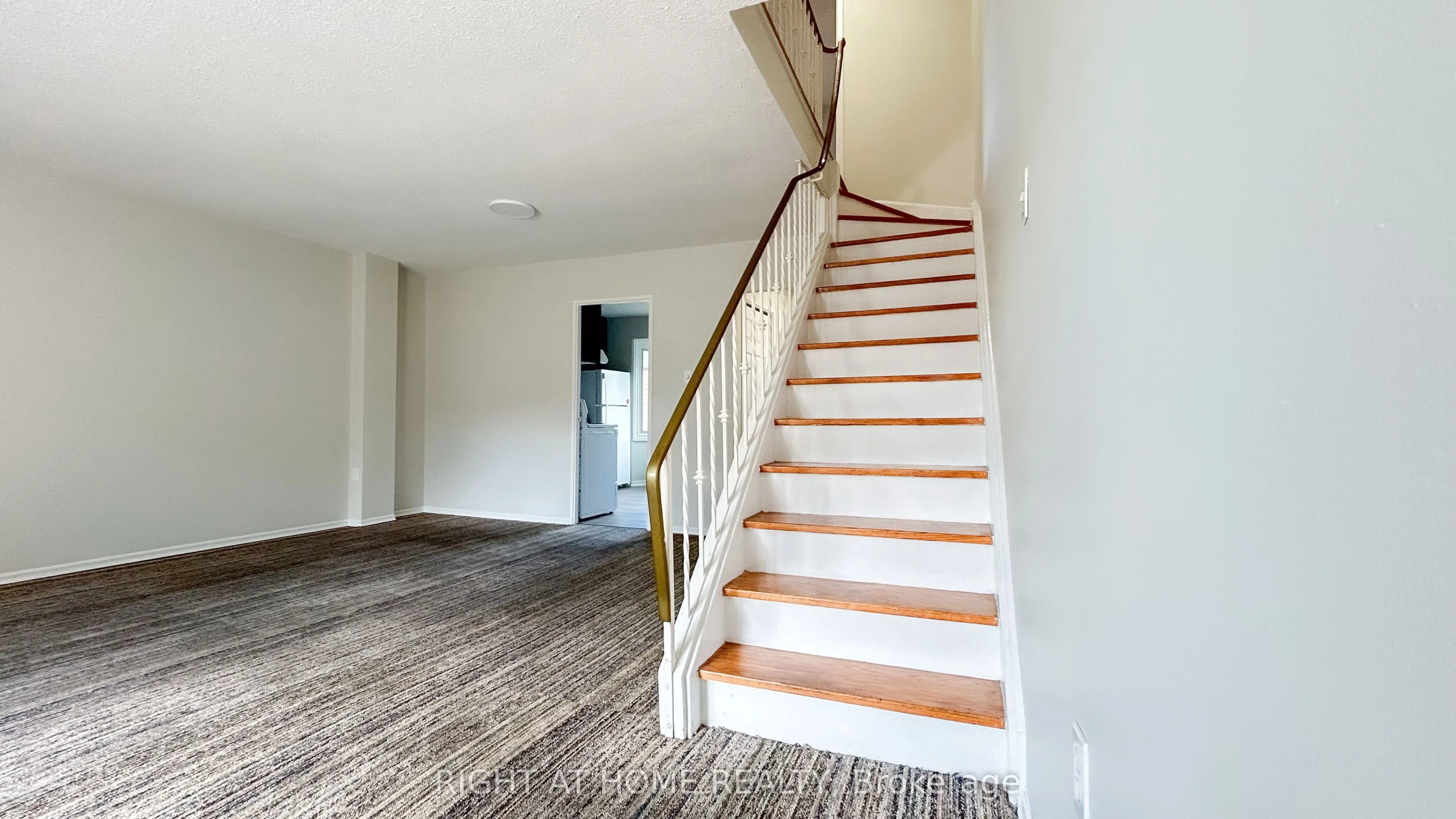 160 Jansen Avenue, #32