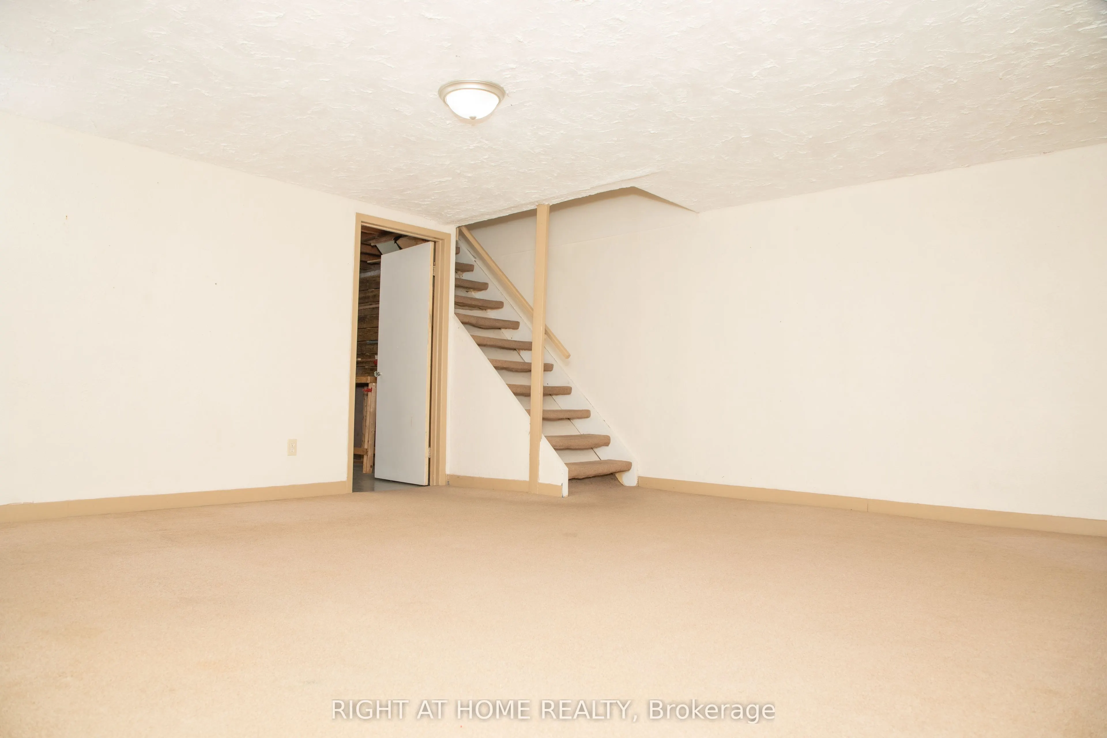 160 Jansen Avenue, #32