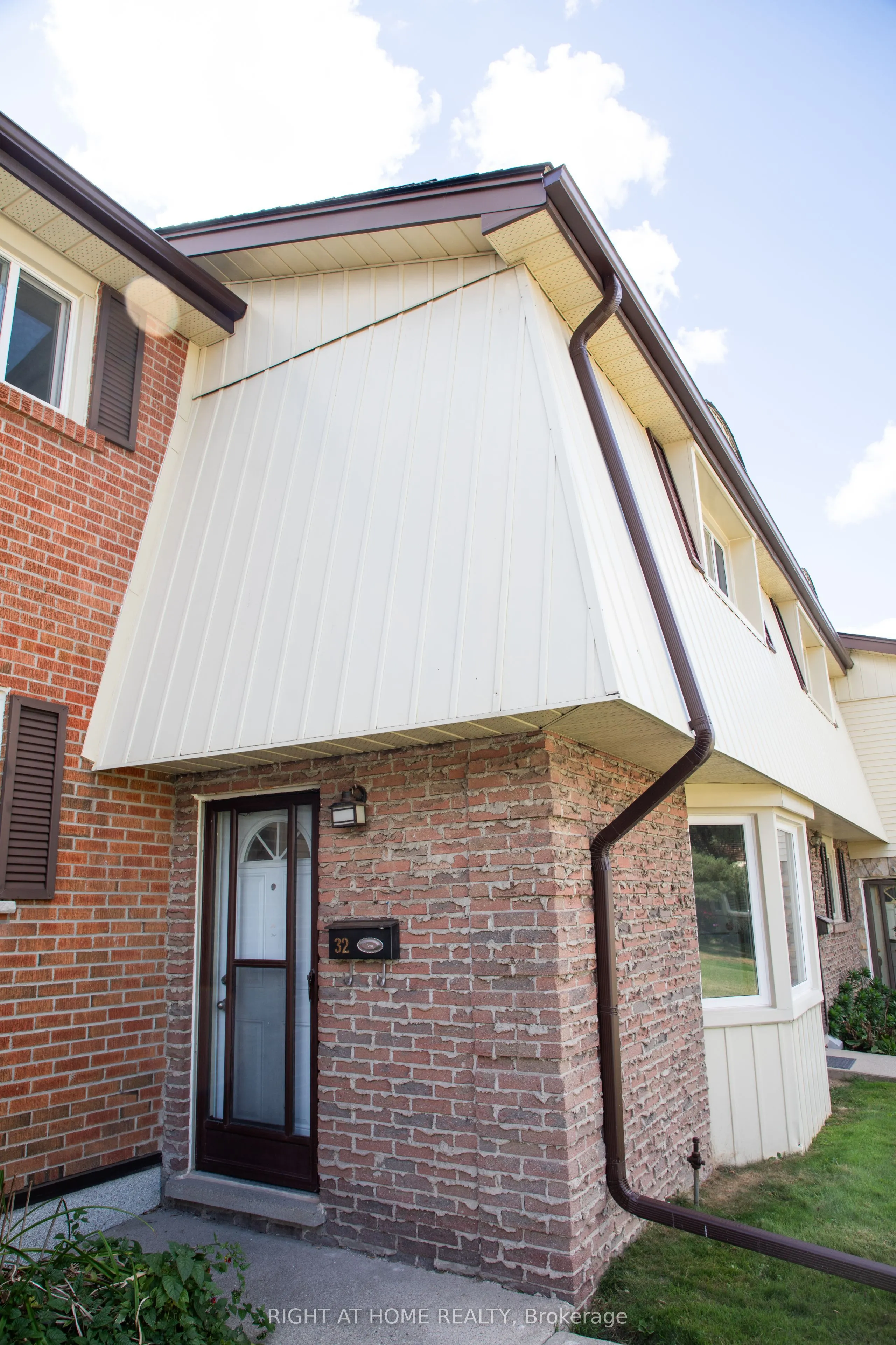 160 Jansen Avenue, #32