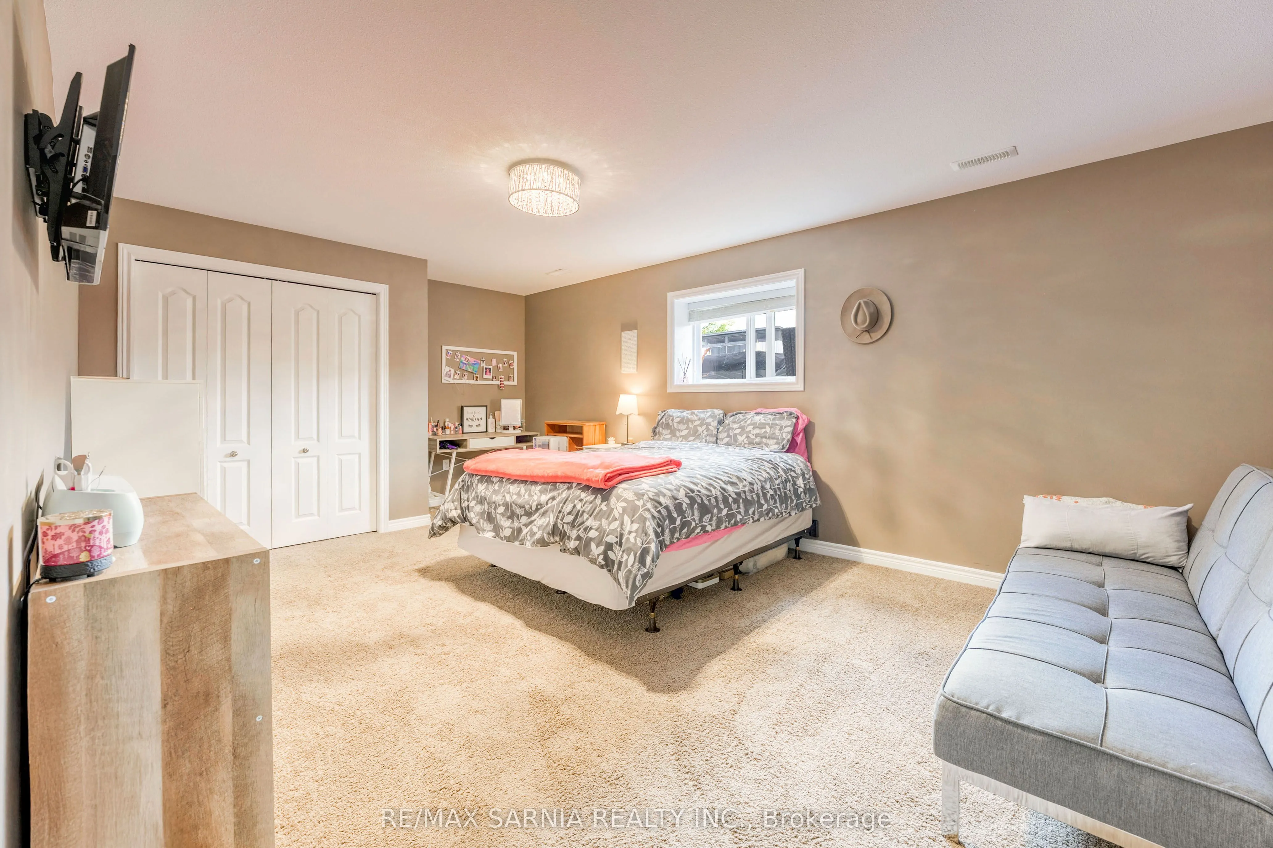 699 BENTINCK Drive