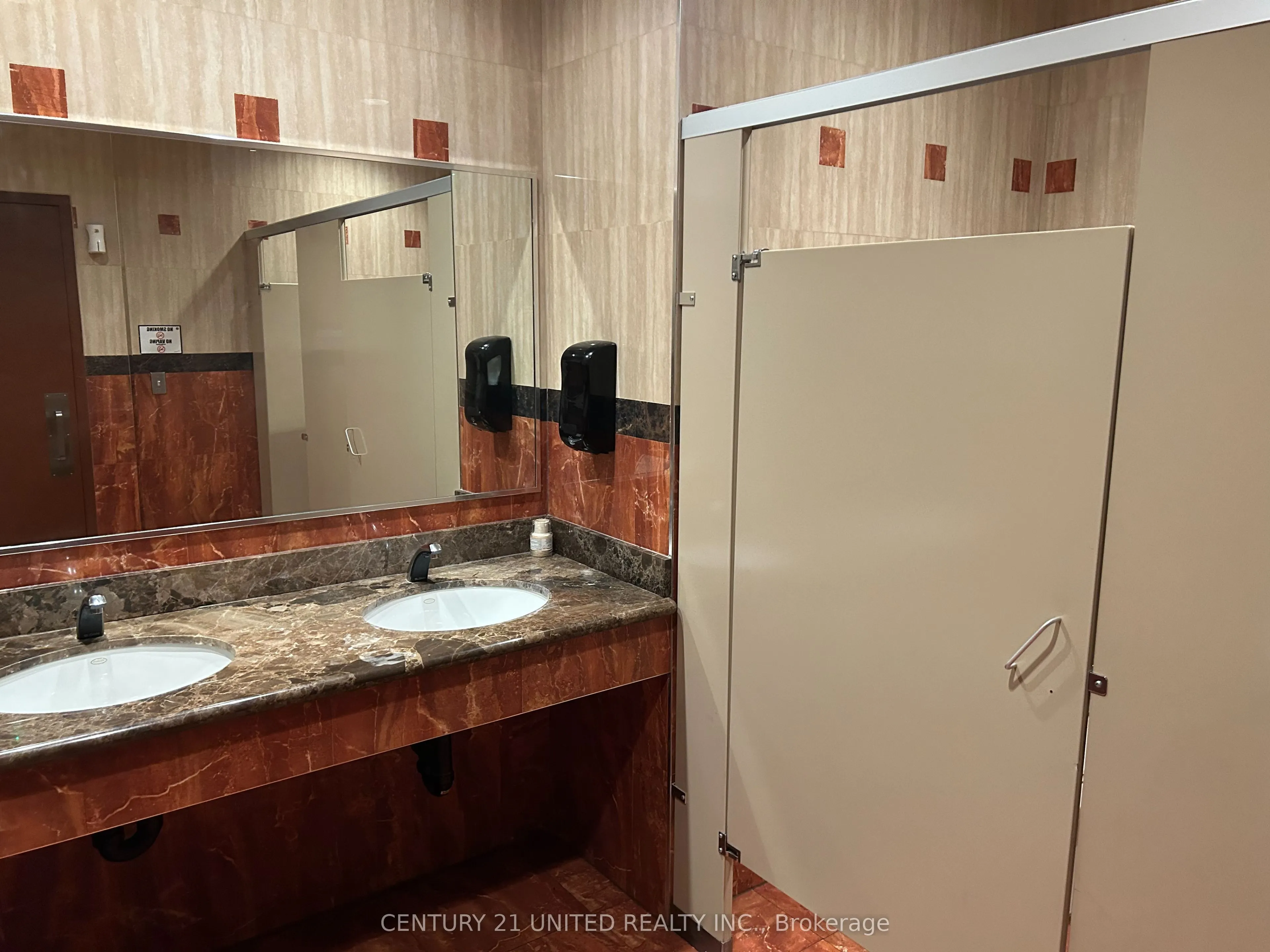 25 Lansdowne Street W