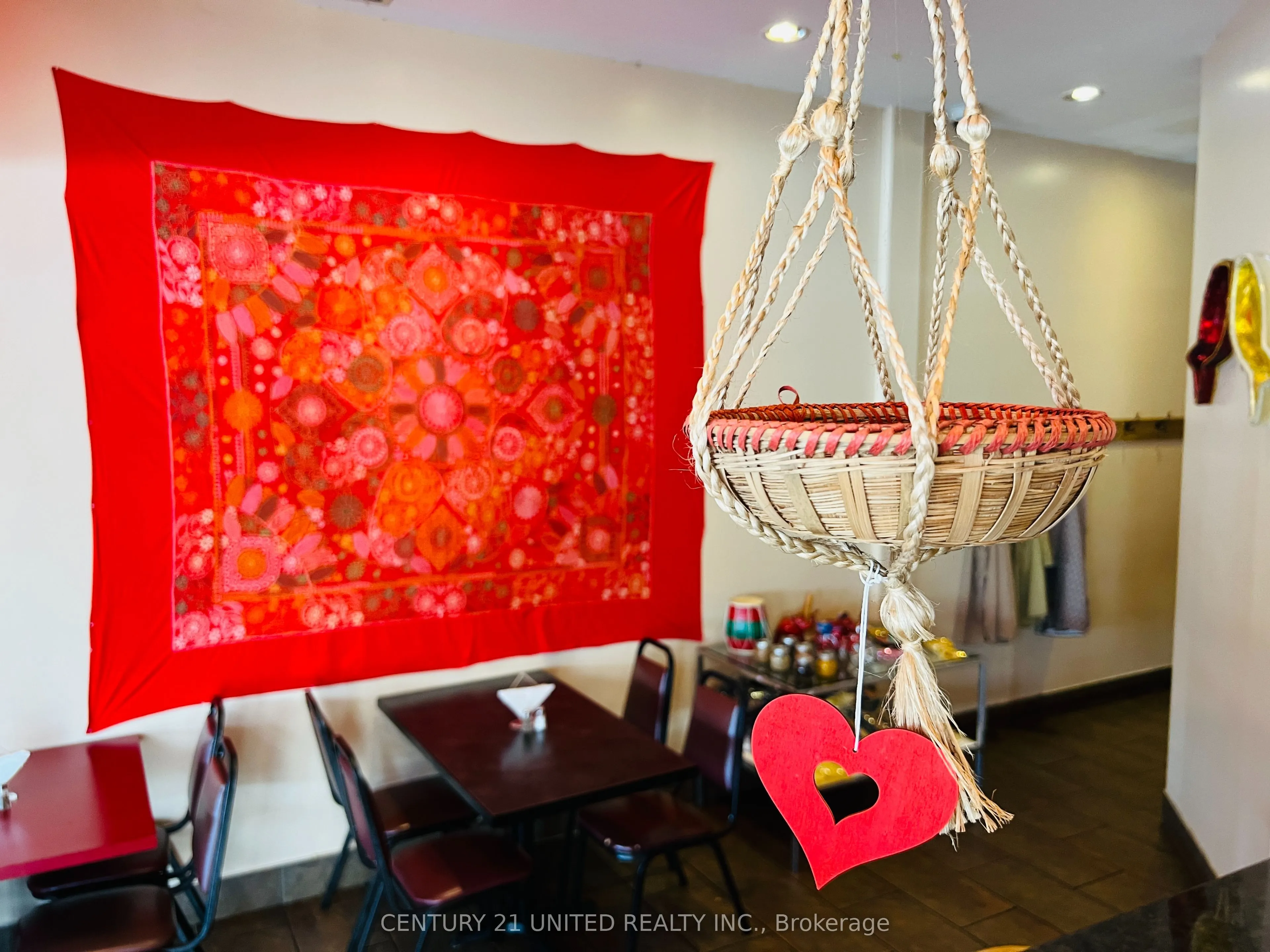 25 Lansdowne Street W