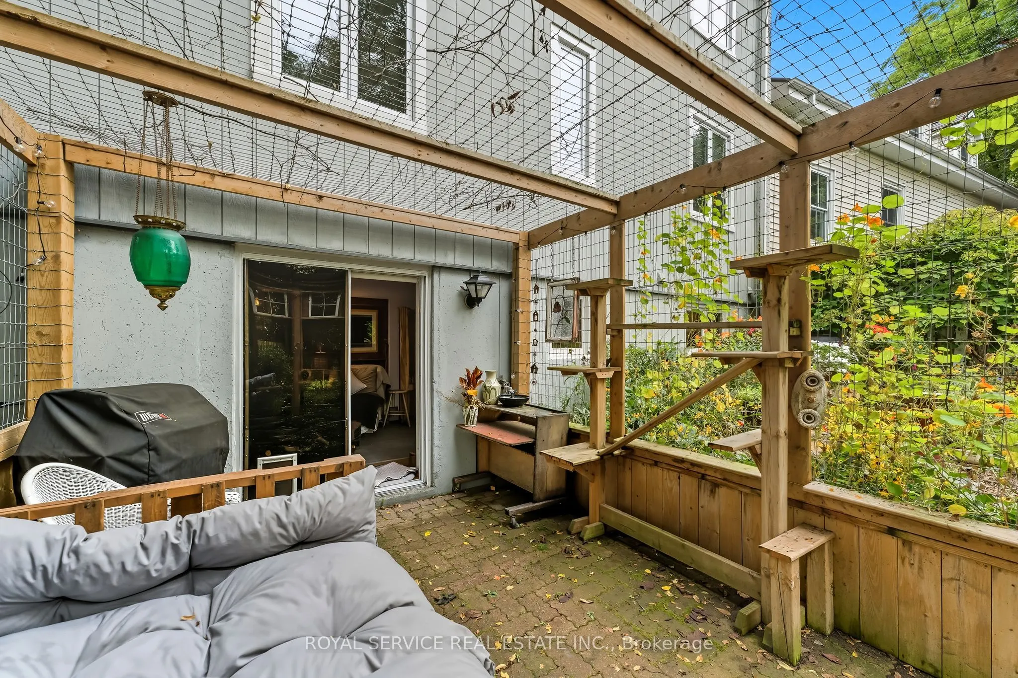 81 Pine Street S