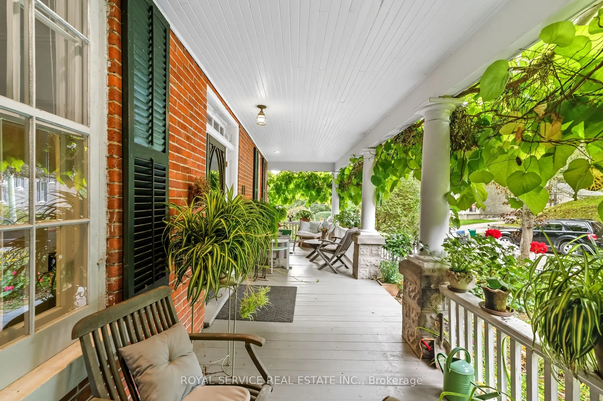 81 Pine Street S