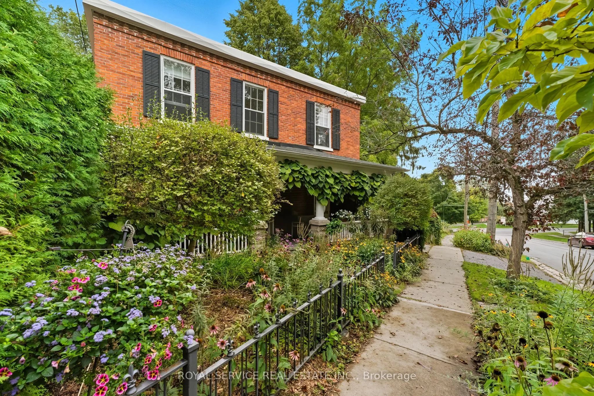 81 Pine Street S