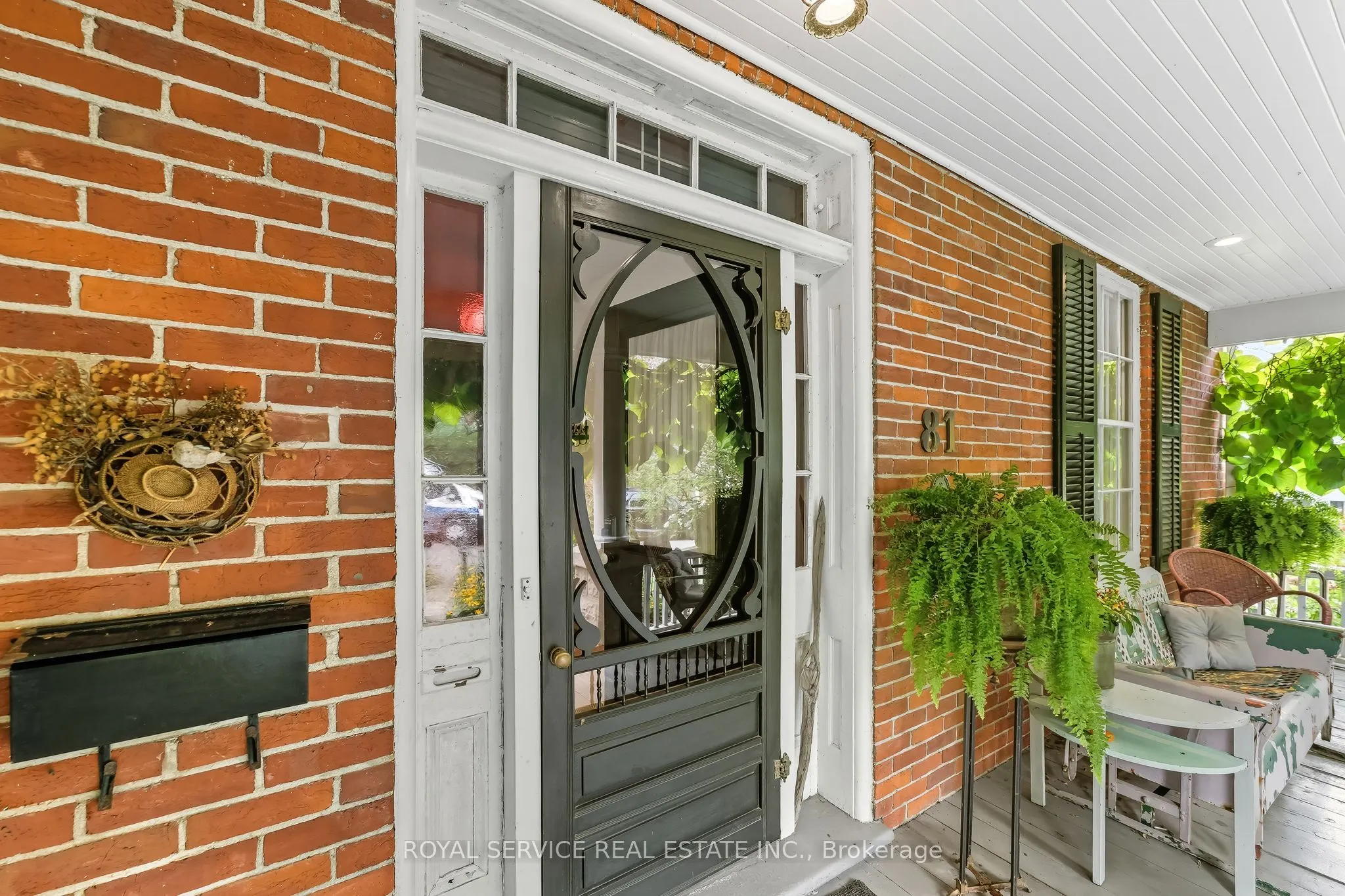 81 Pine Street S