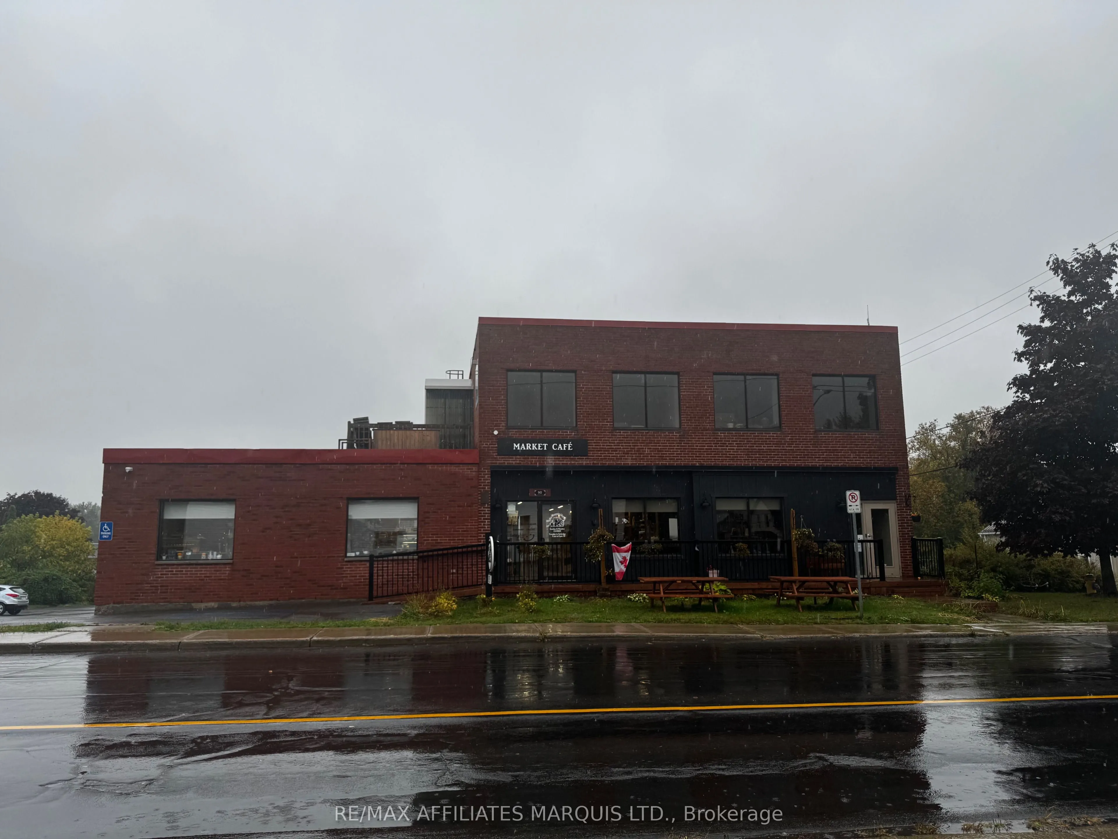 90 Main Street S
