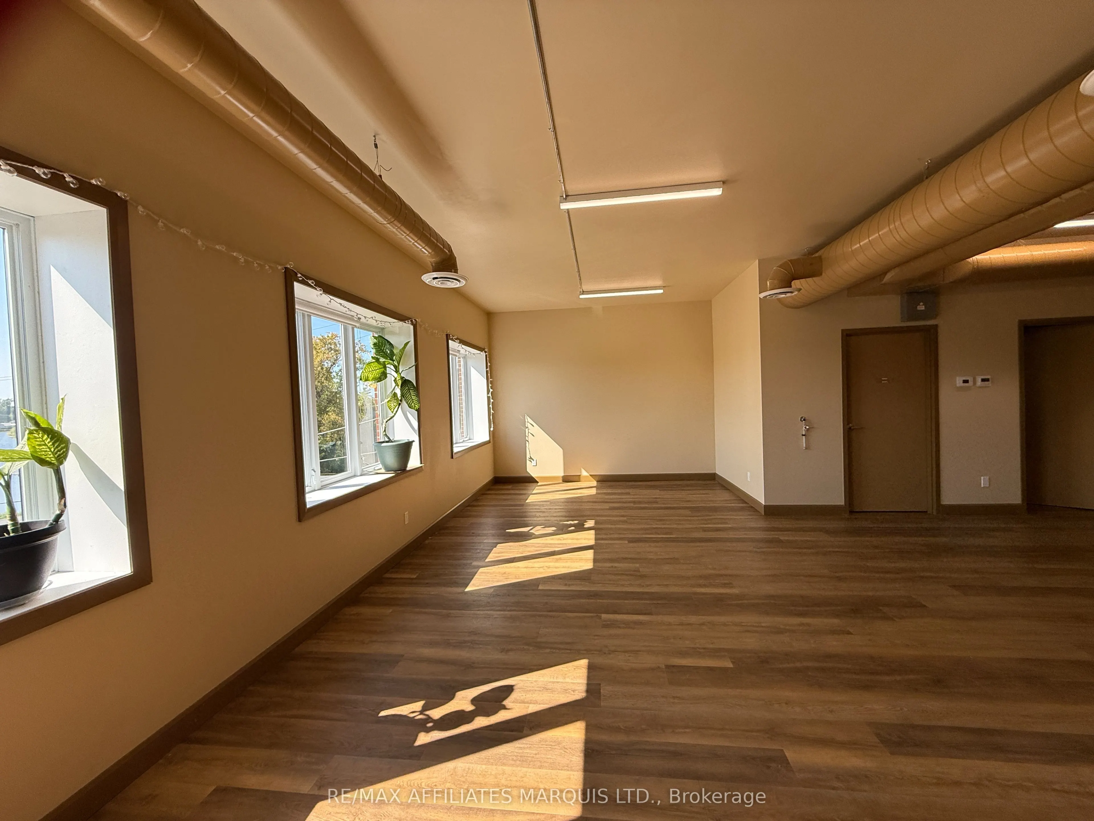 90 Main Street S