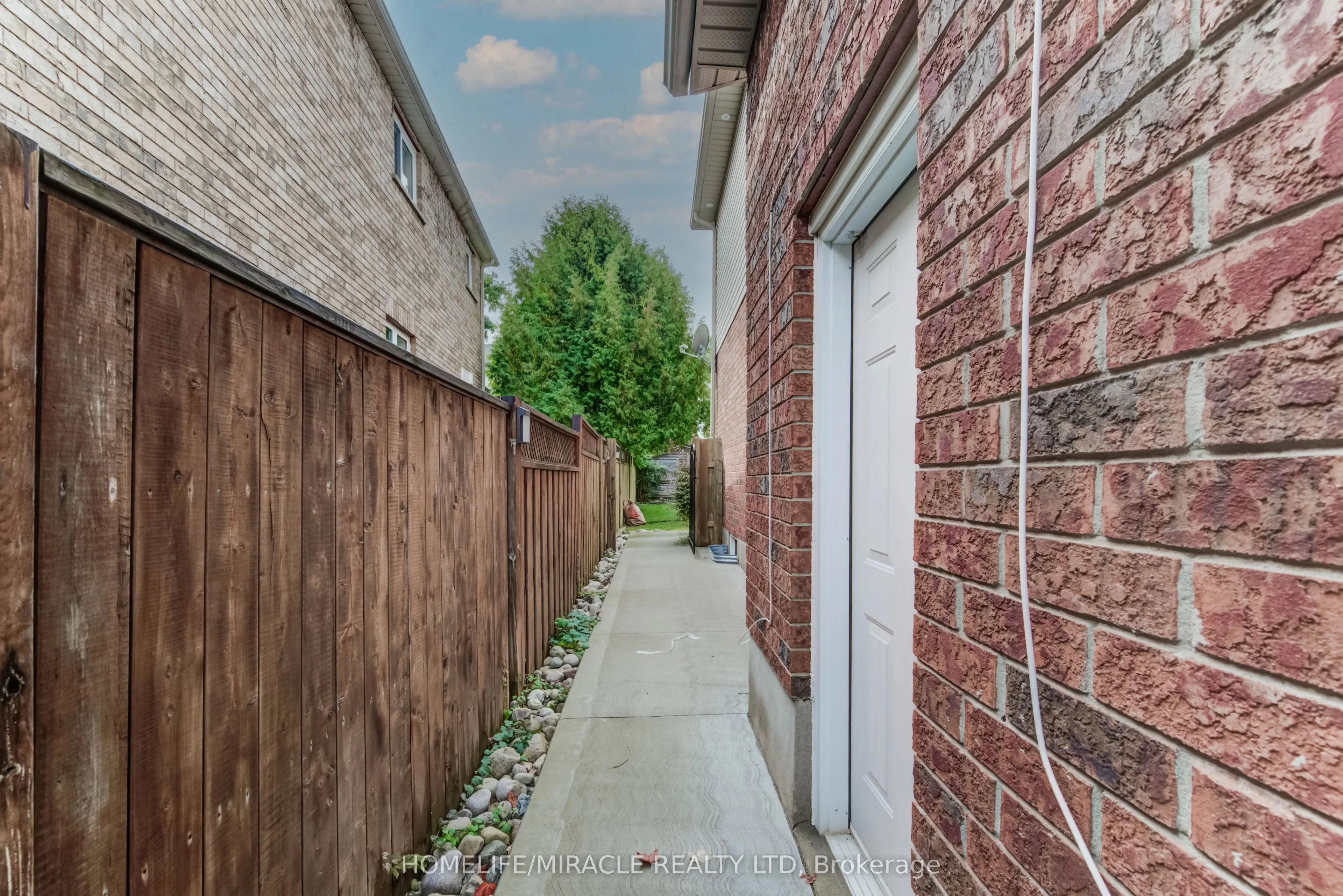 124 Winding Wood Crescent