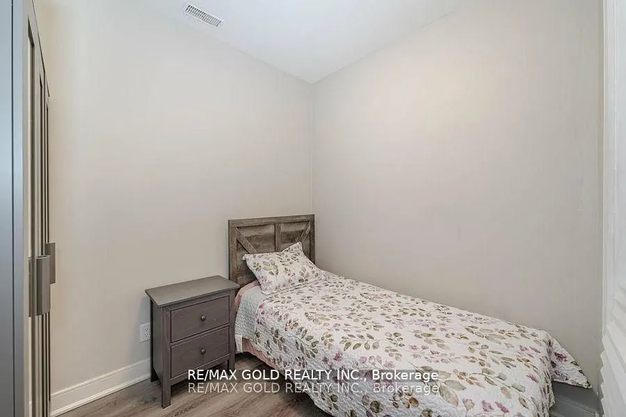 150 Main Street W, #806
