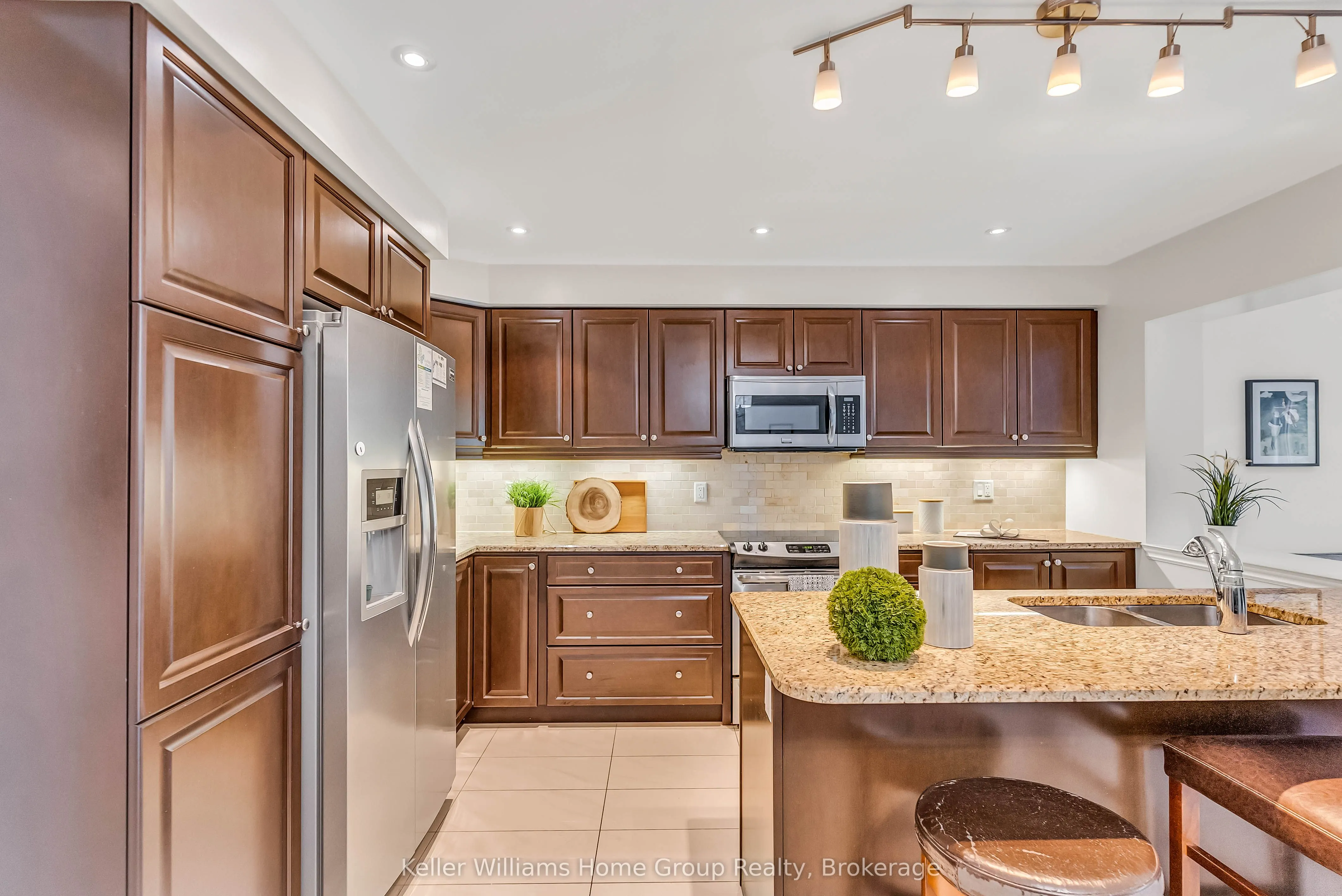 1035 Victoria Road S, ##37