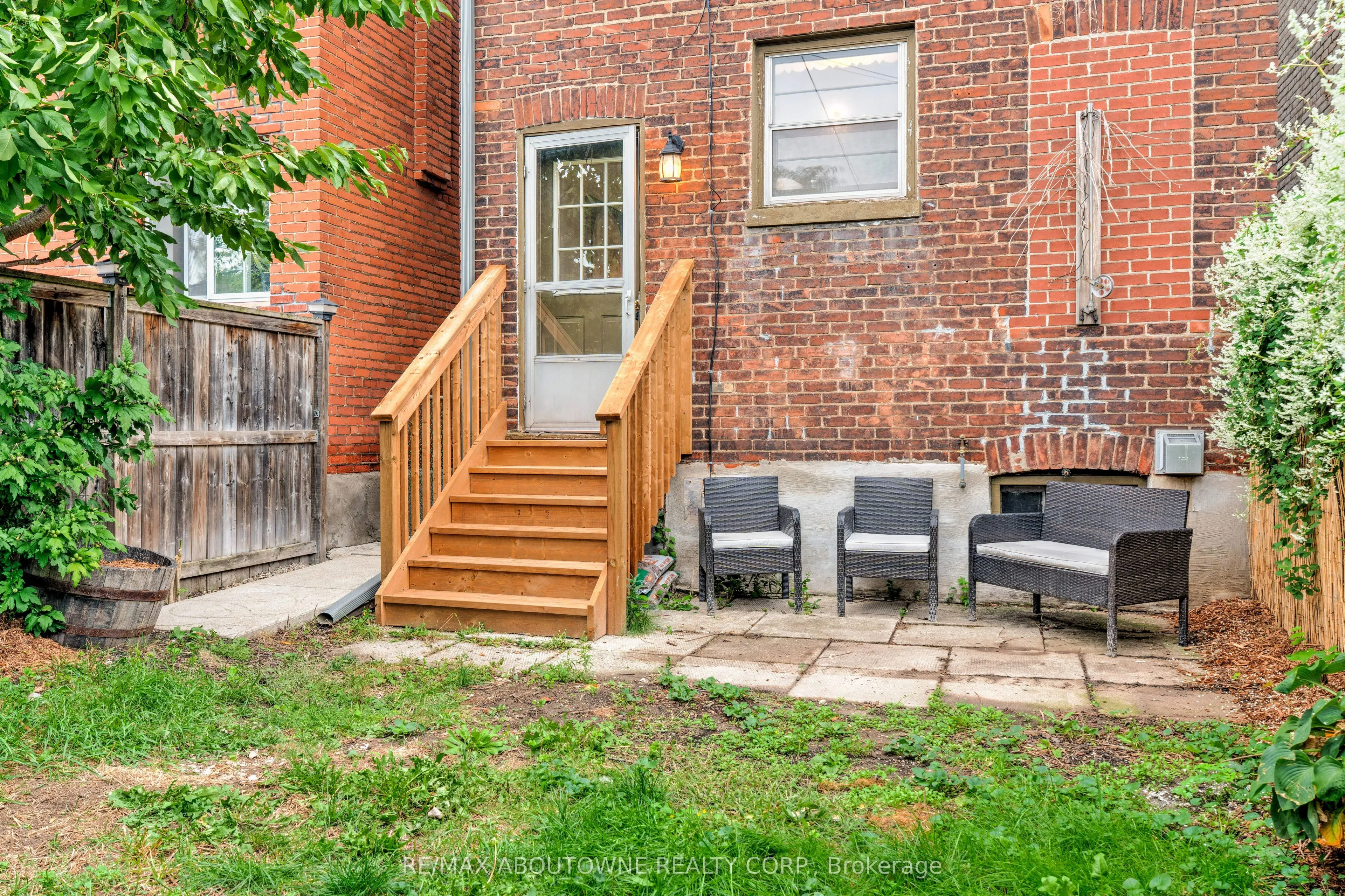 27 Garfield Avenue N