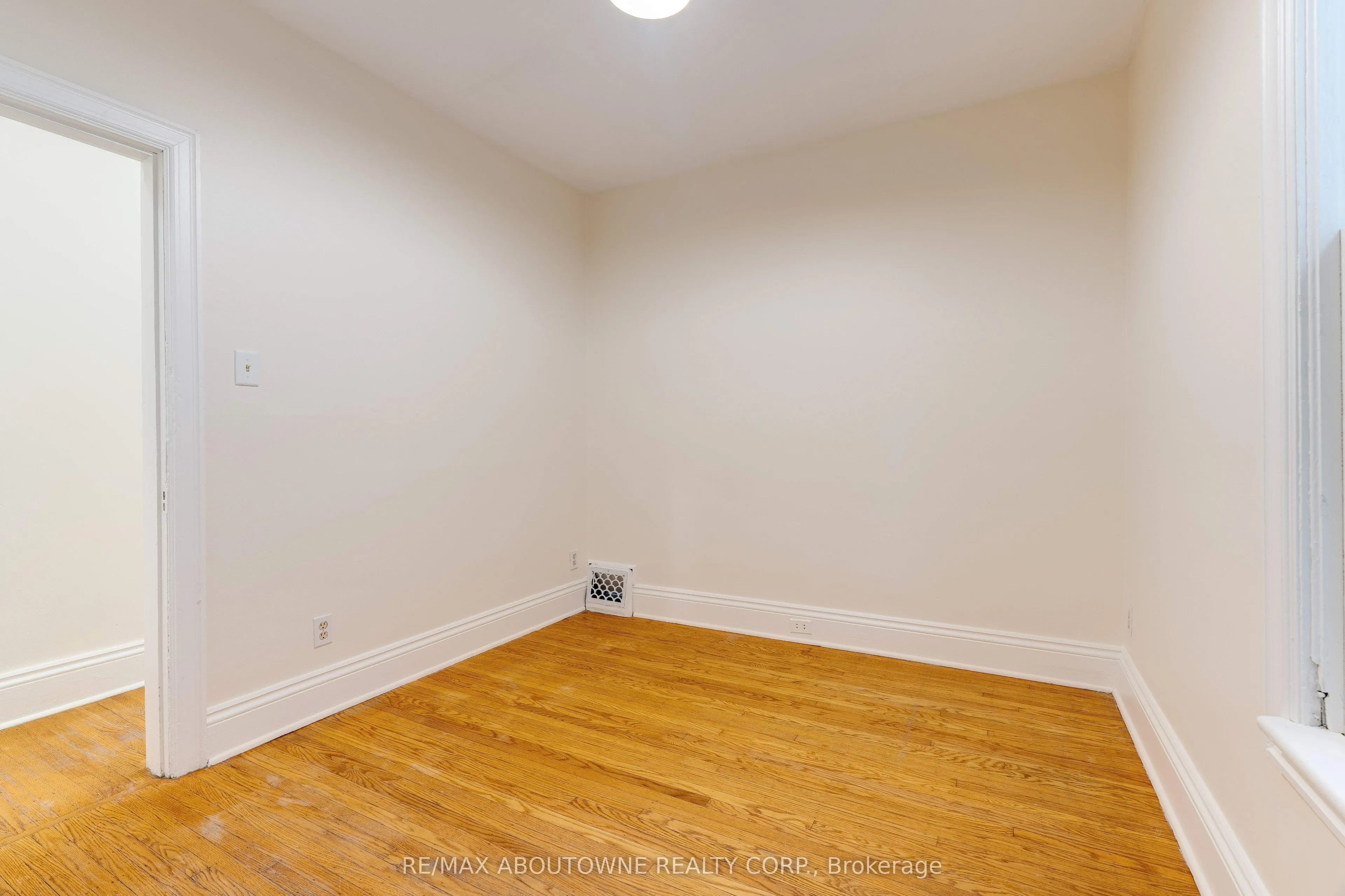 27 Garfield Avenue N