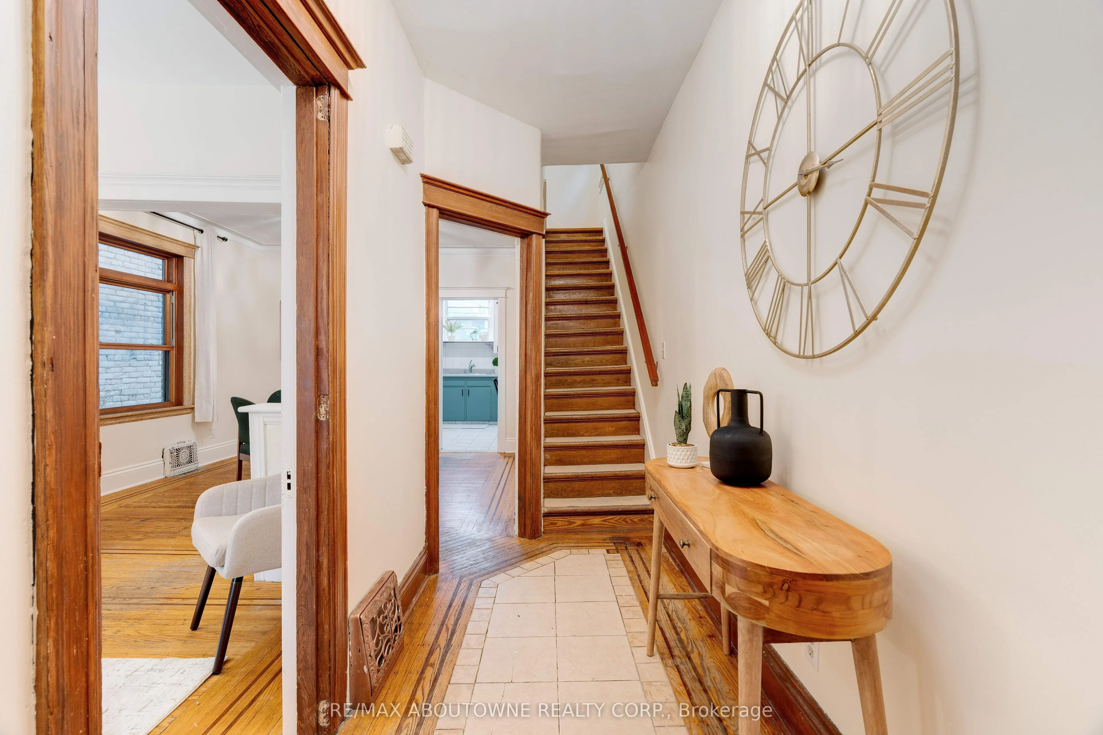 27 Garfield Avenue N
