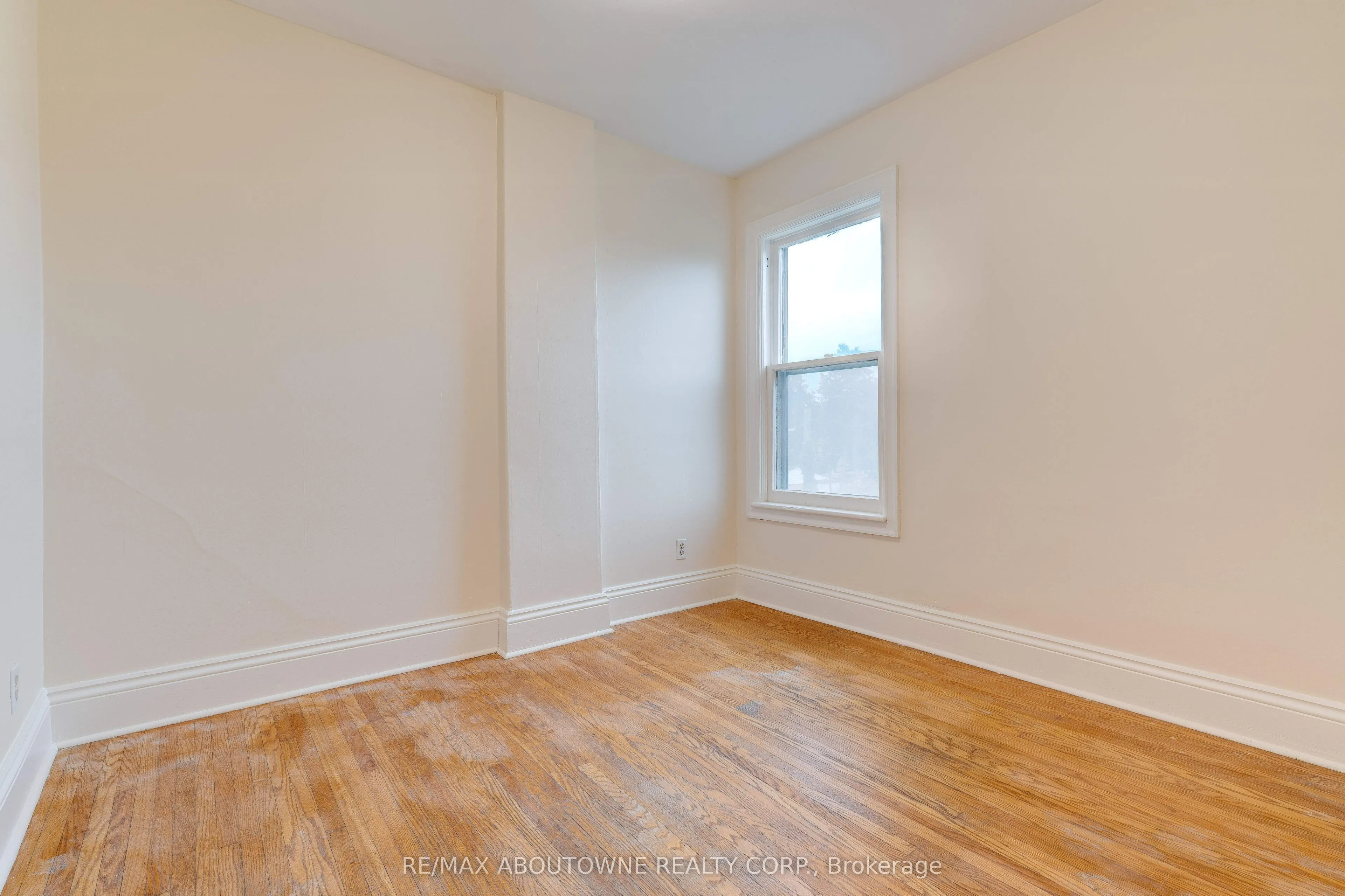27 Garfield Avenue N