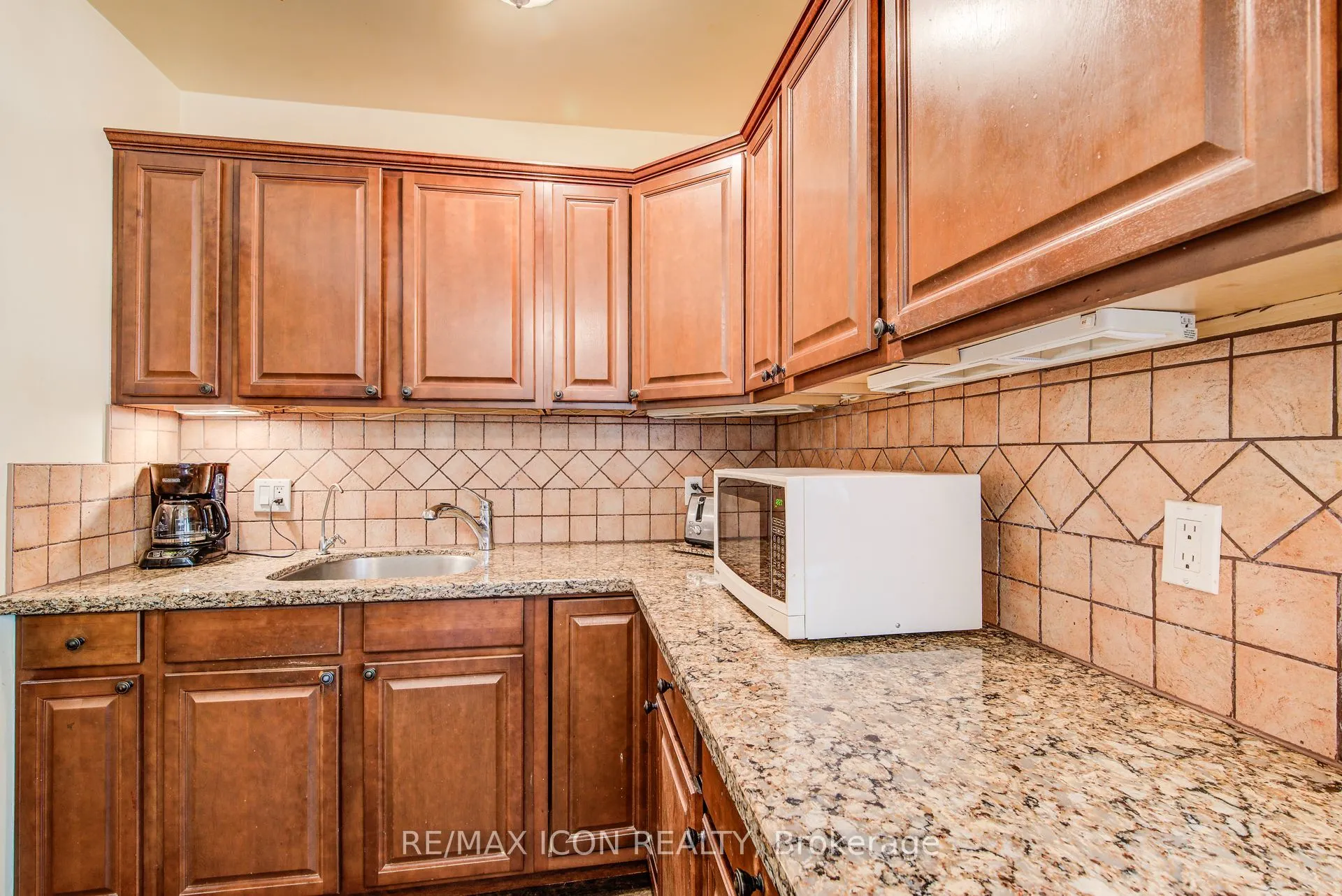 105 Lorne Crescent