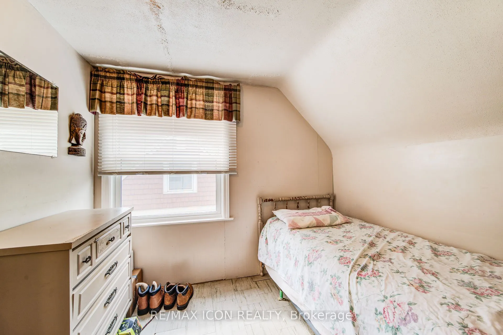 105 Lorne Crescent