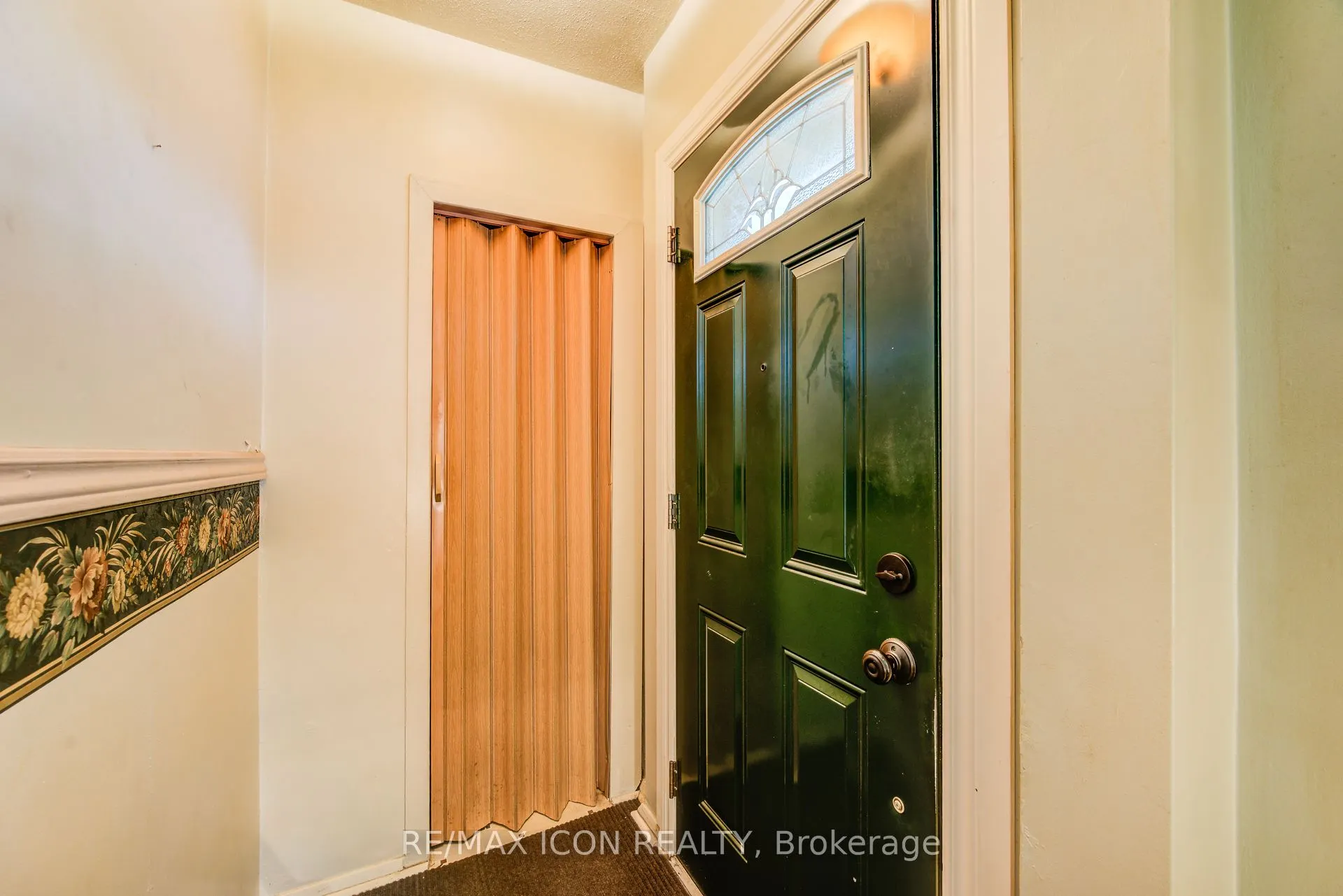 105 Lorne Crescent