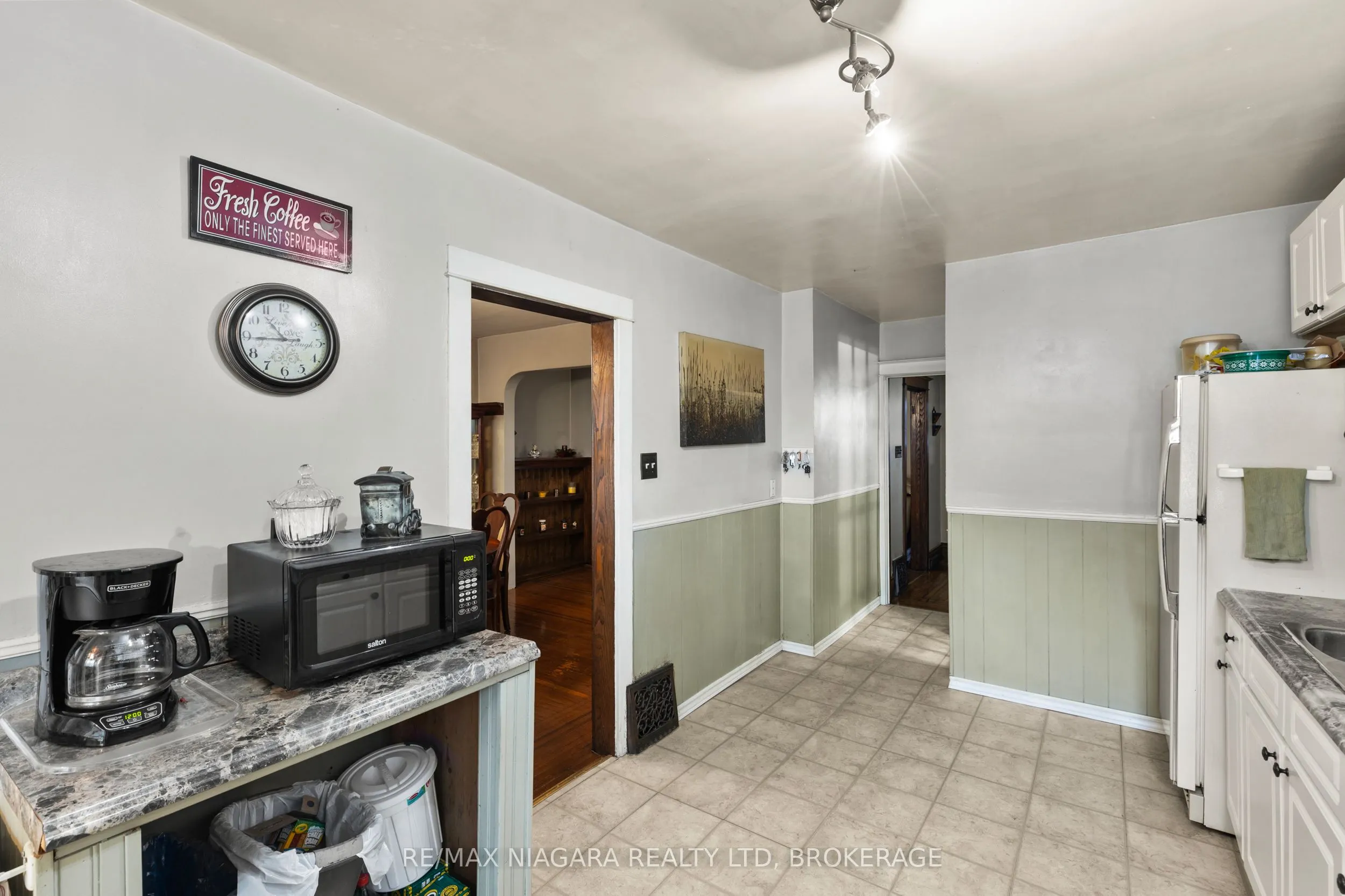 154 Melrose Avenue N