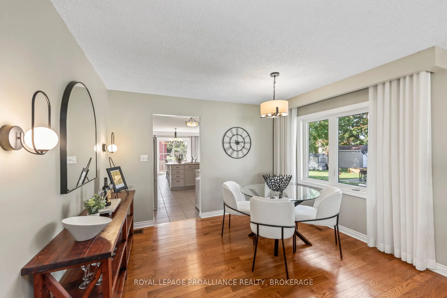 984 Ambleside Crescent