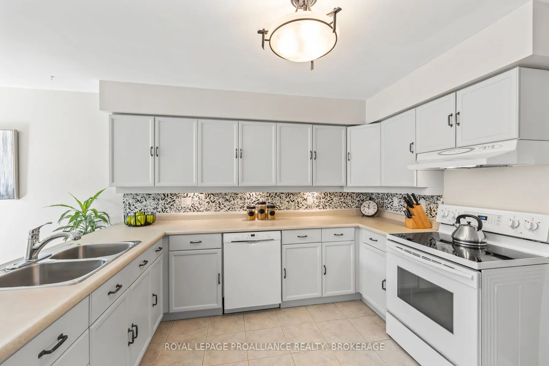 984 Ambleside Crescent