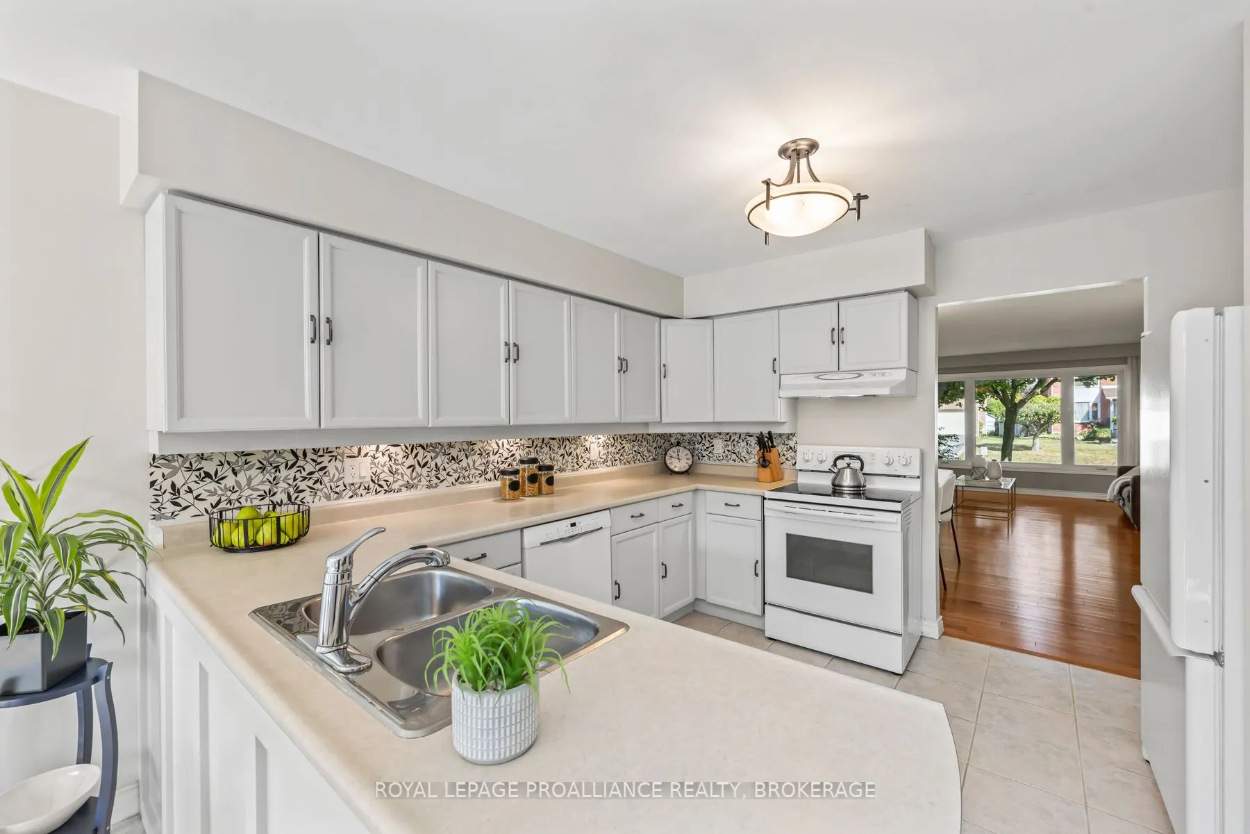 984 Ambleside Crescent