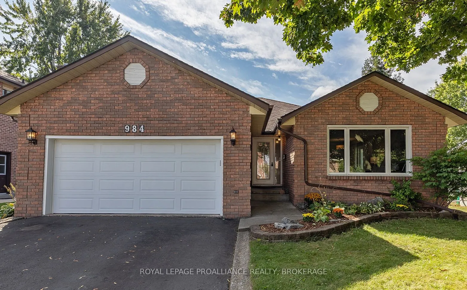 984 Ambleside Crescent
