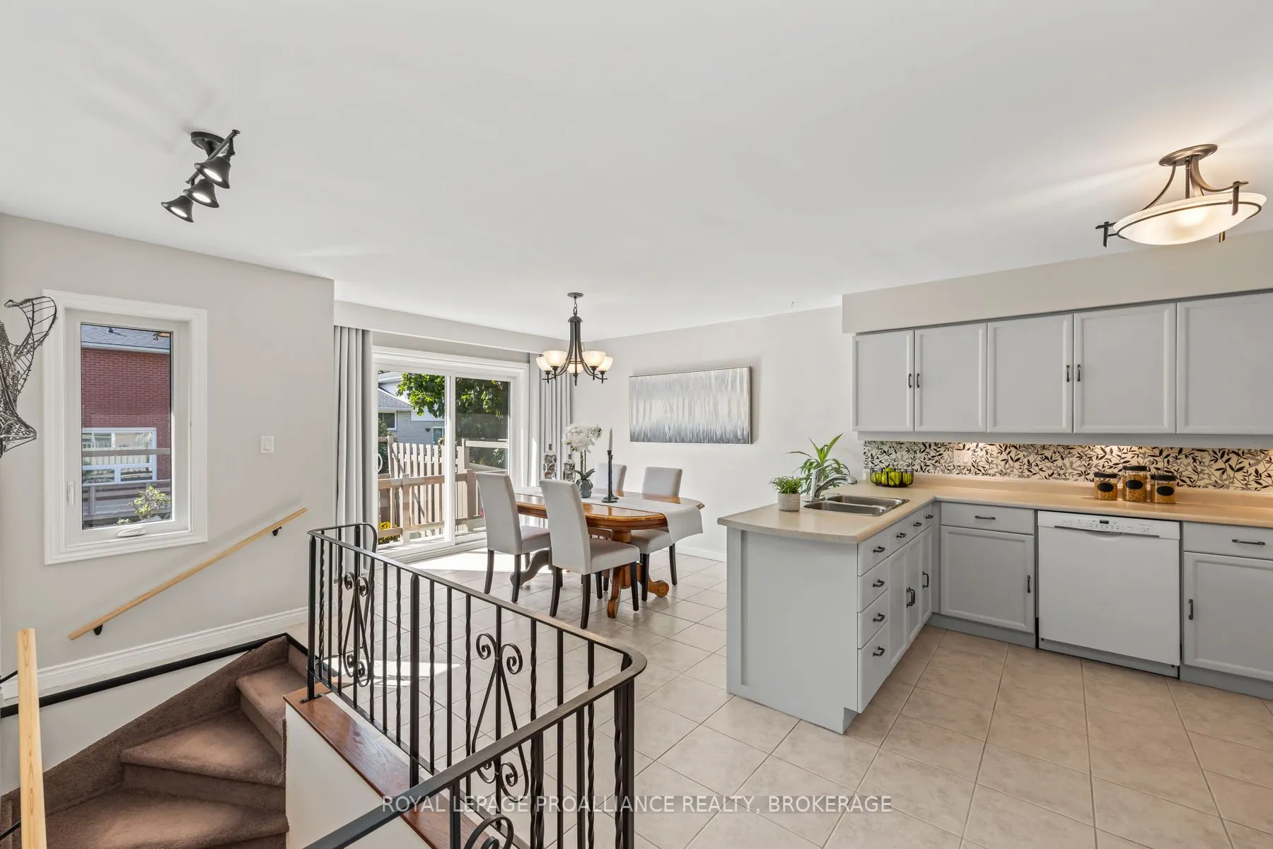984 Ambleside Crescent