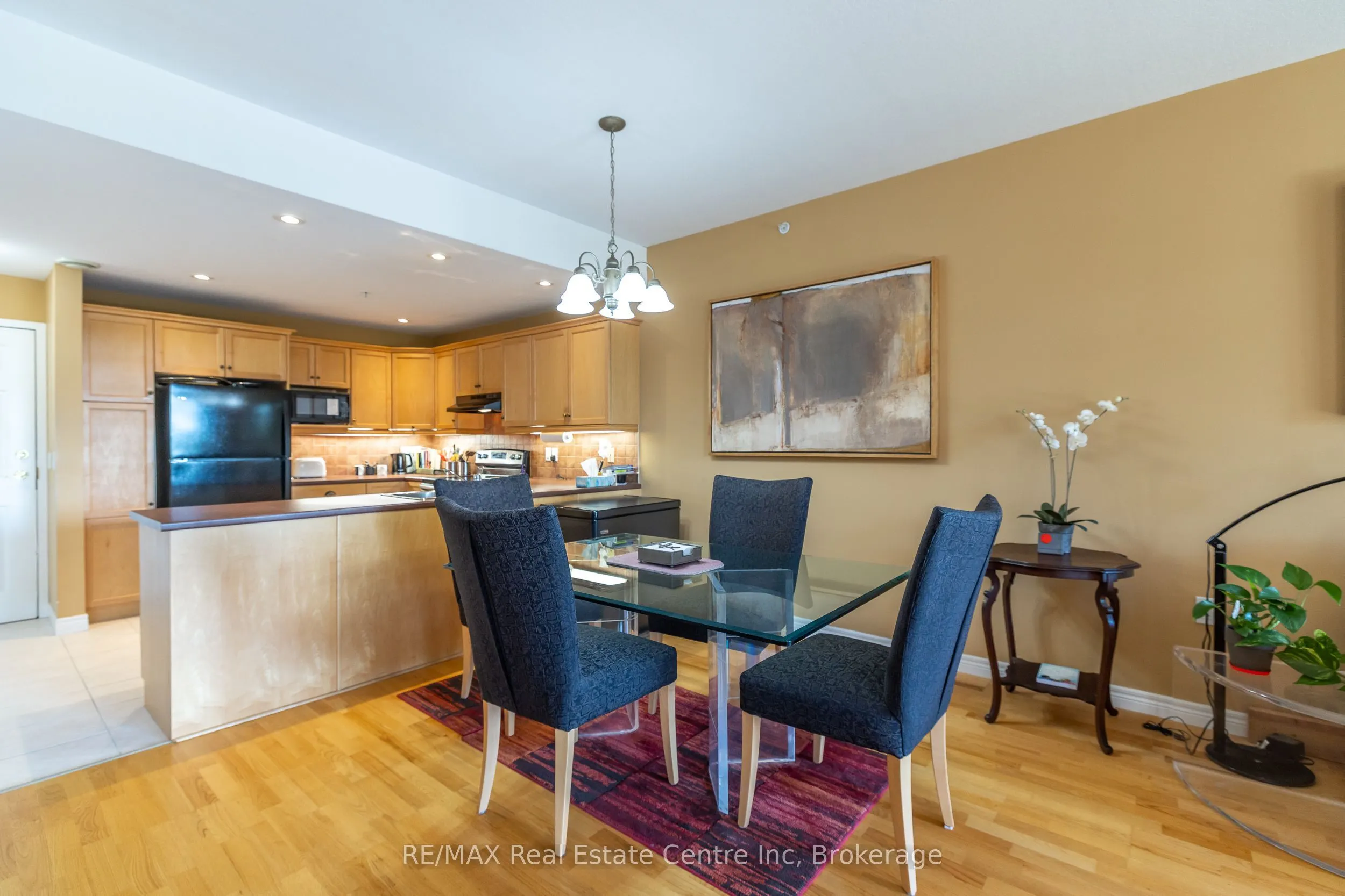 20 Station Square, #303