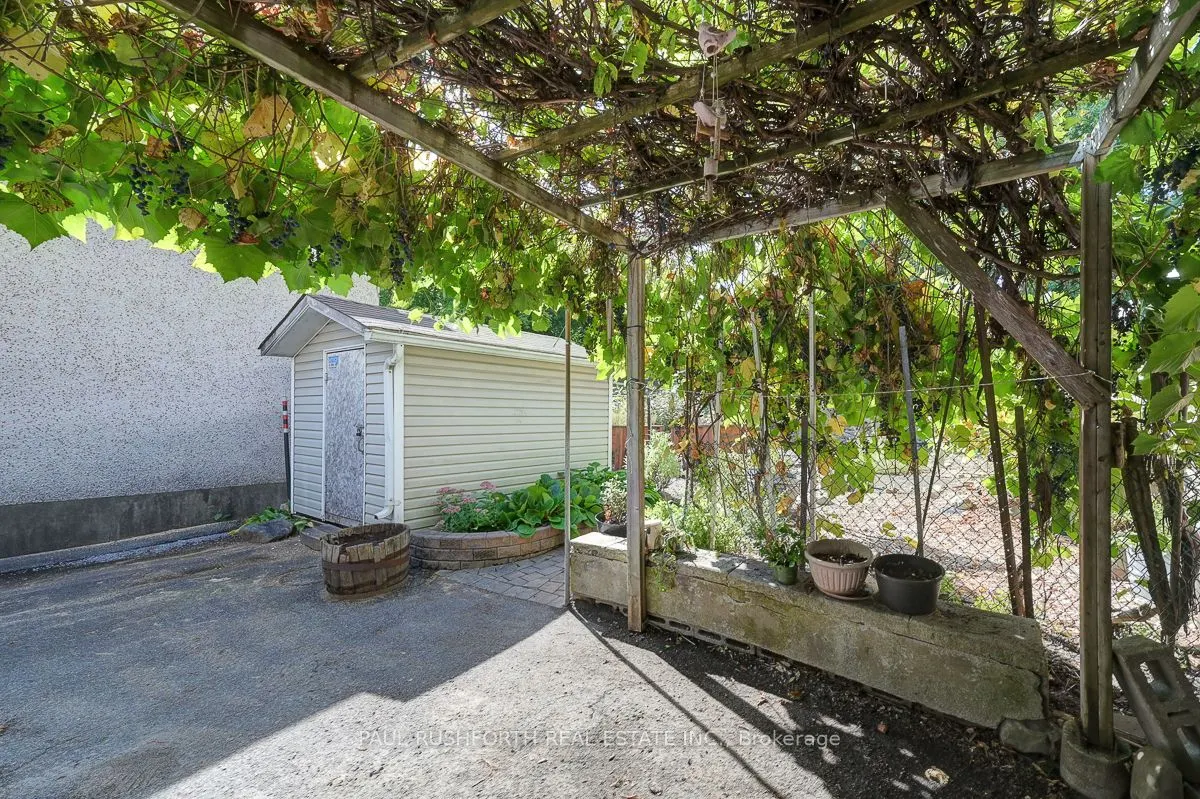 36 Champagne Avenue S
