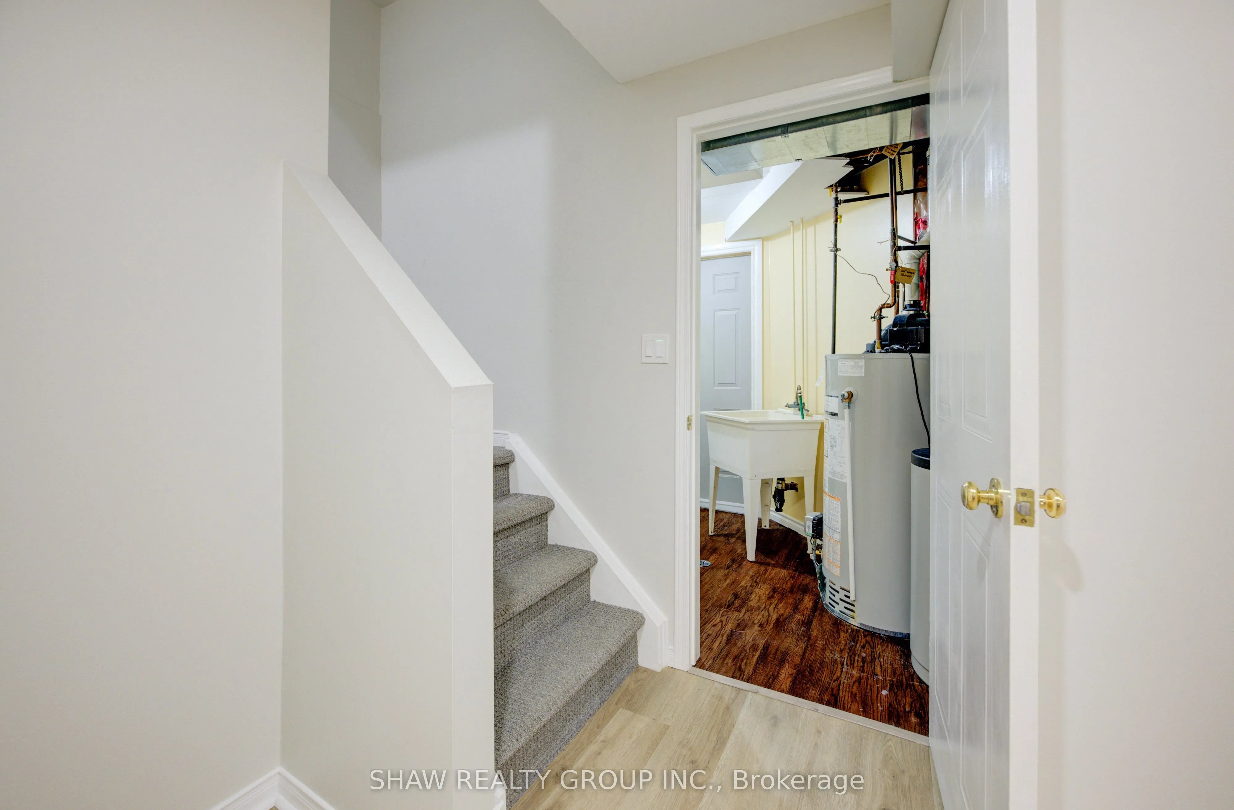 4 King William Court