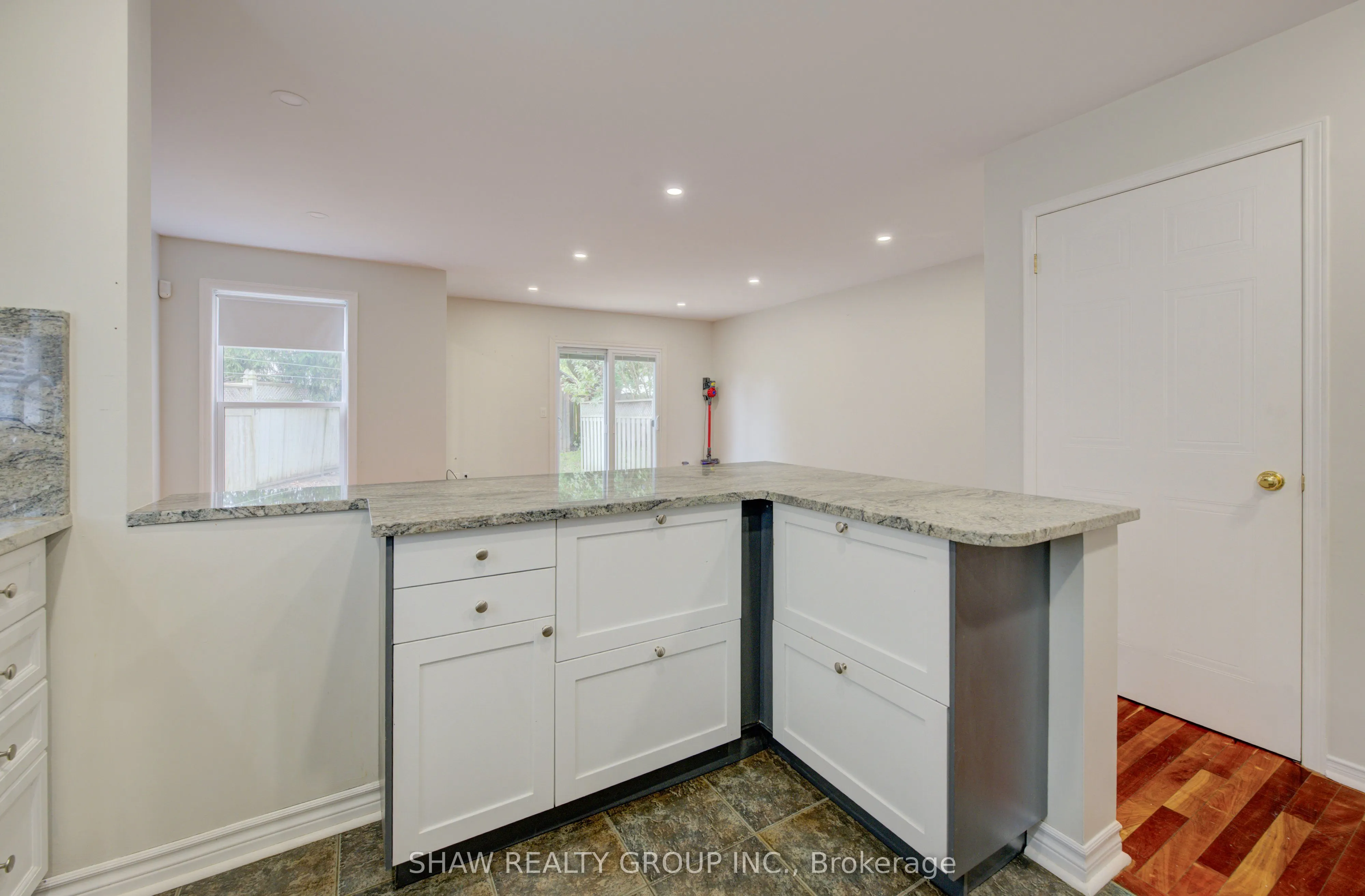 4 King William Court