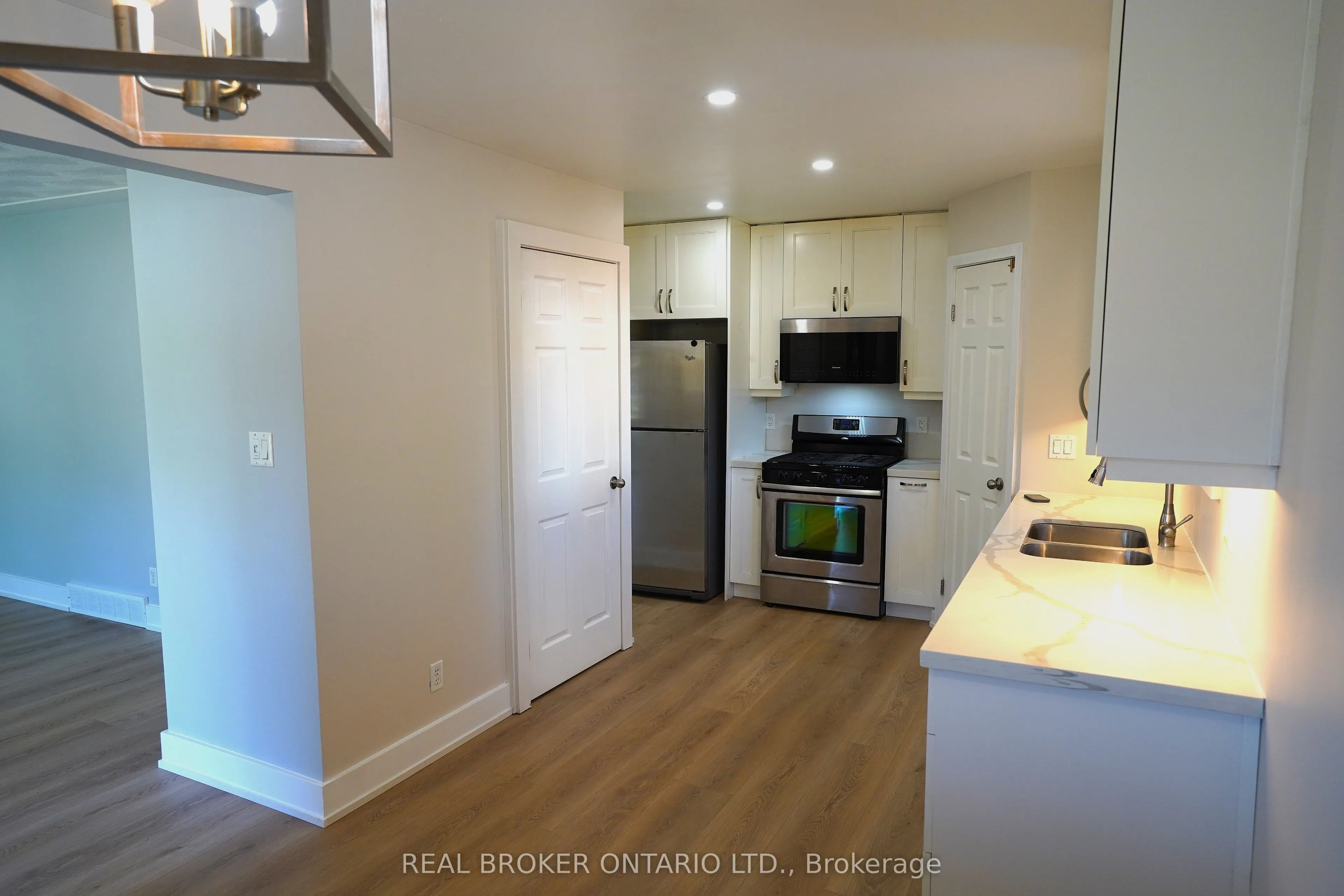 20 Sunrise Drive, #UPPER