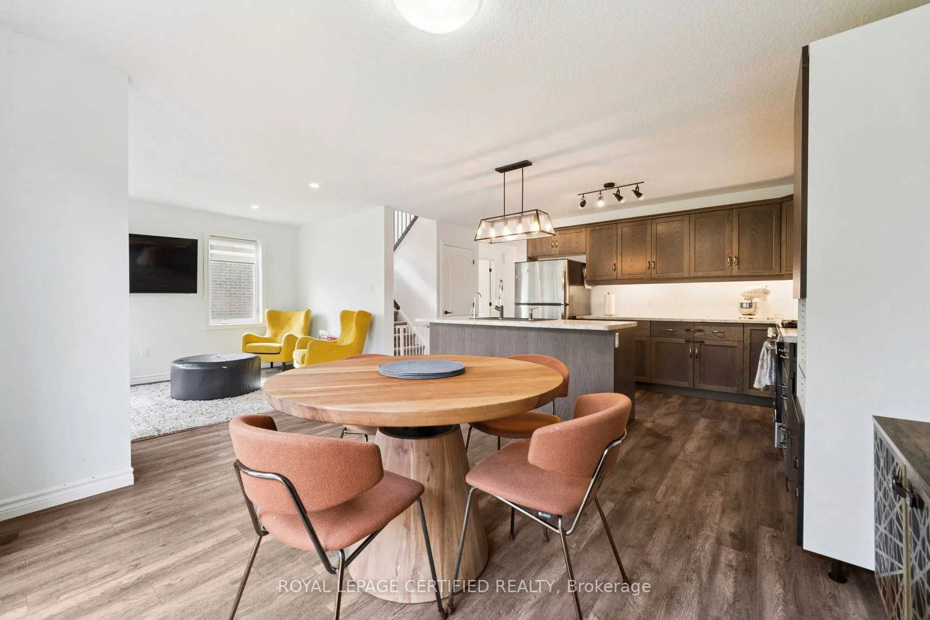3 Minler Street E