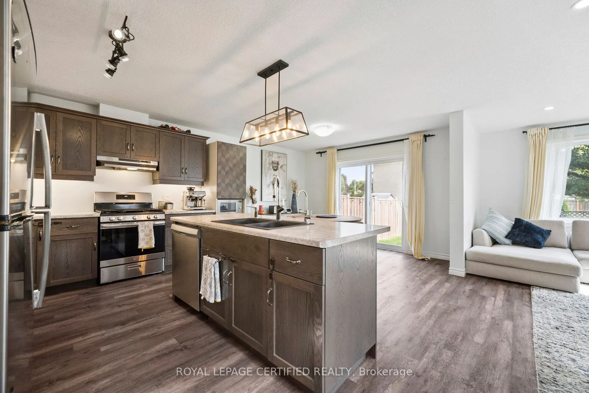3 Minler Street E