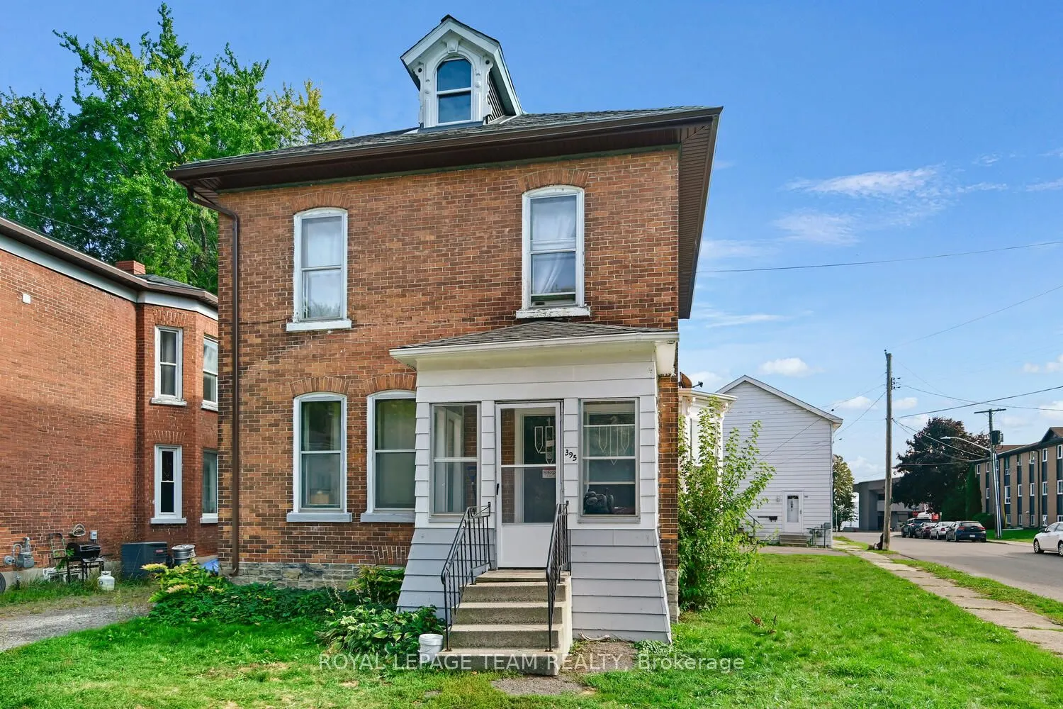 395 Henry Street W