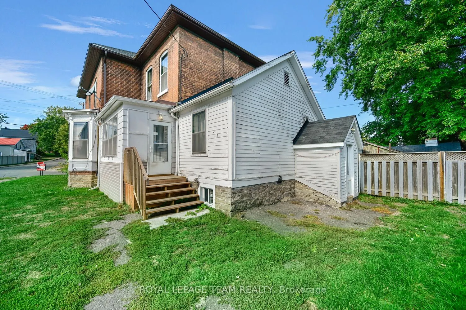 395 Henry Street W