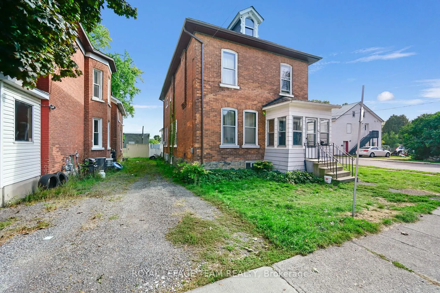 395 Henry Street W