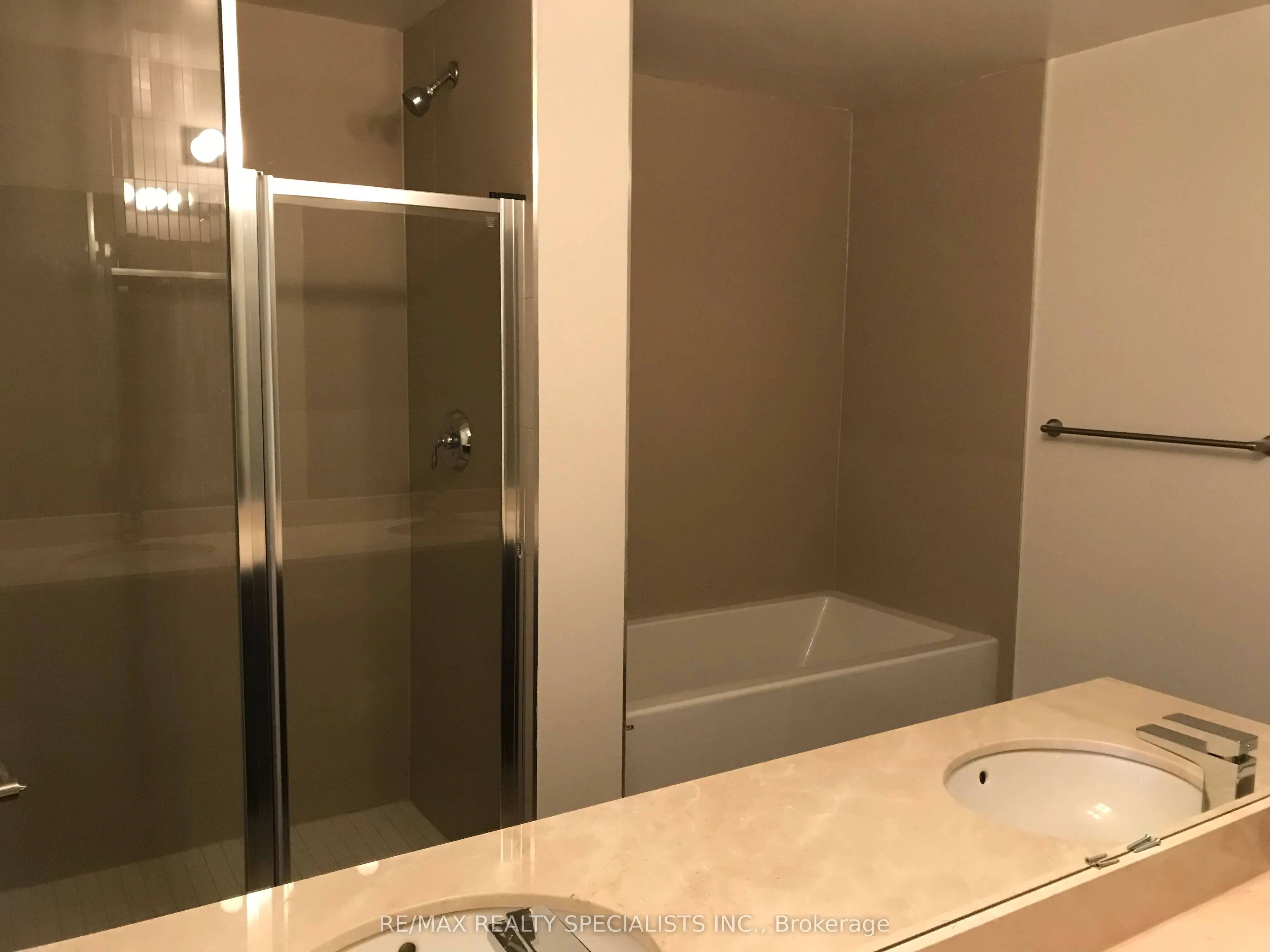 560 North Service Road, #806